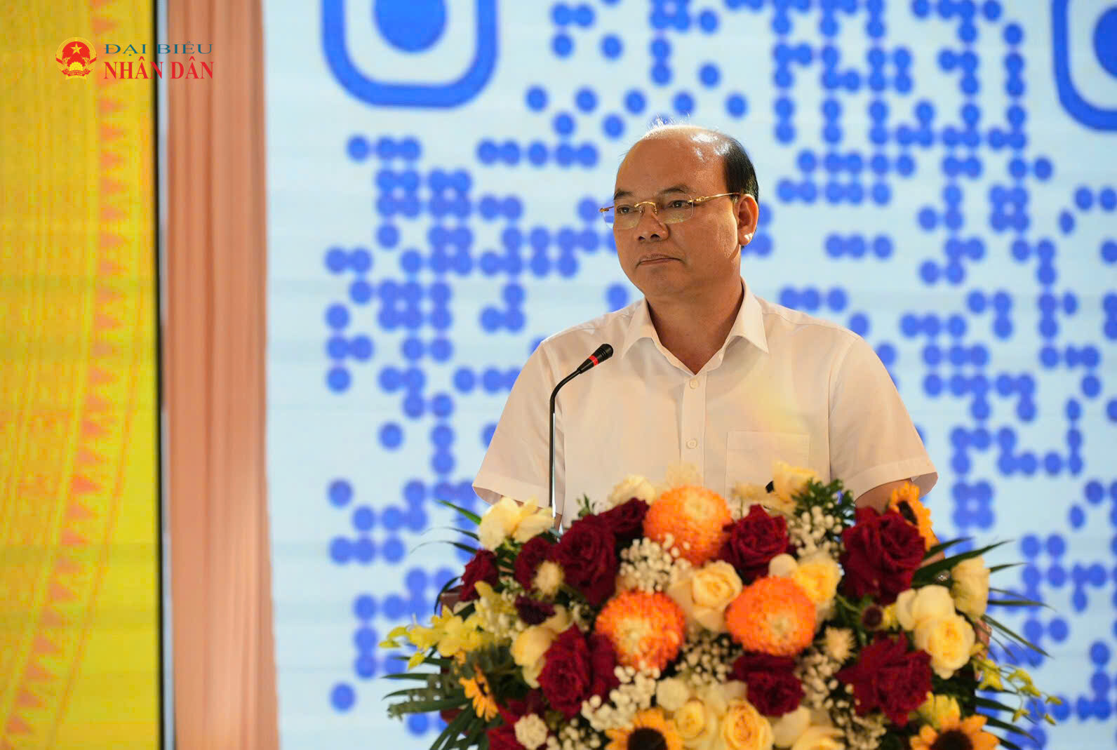 Phó Chủ tịch HĐND tỉnh Đặng Thanh Giang điều hành phần thảo luận tại hội nghị