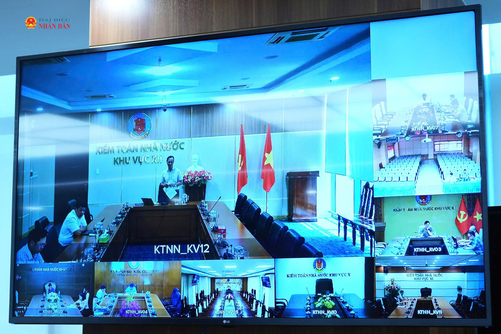 Cuộc họp được tổ chức theo hình thức trực tiếp tại trụ sở KTNN và kết nối trực tuyến đến các KTNN khu vực.