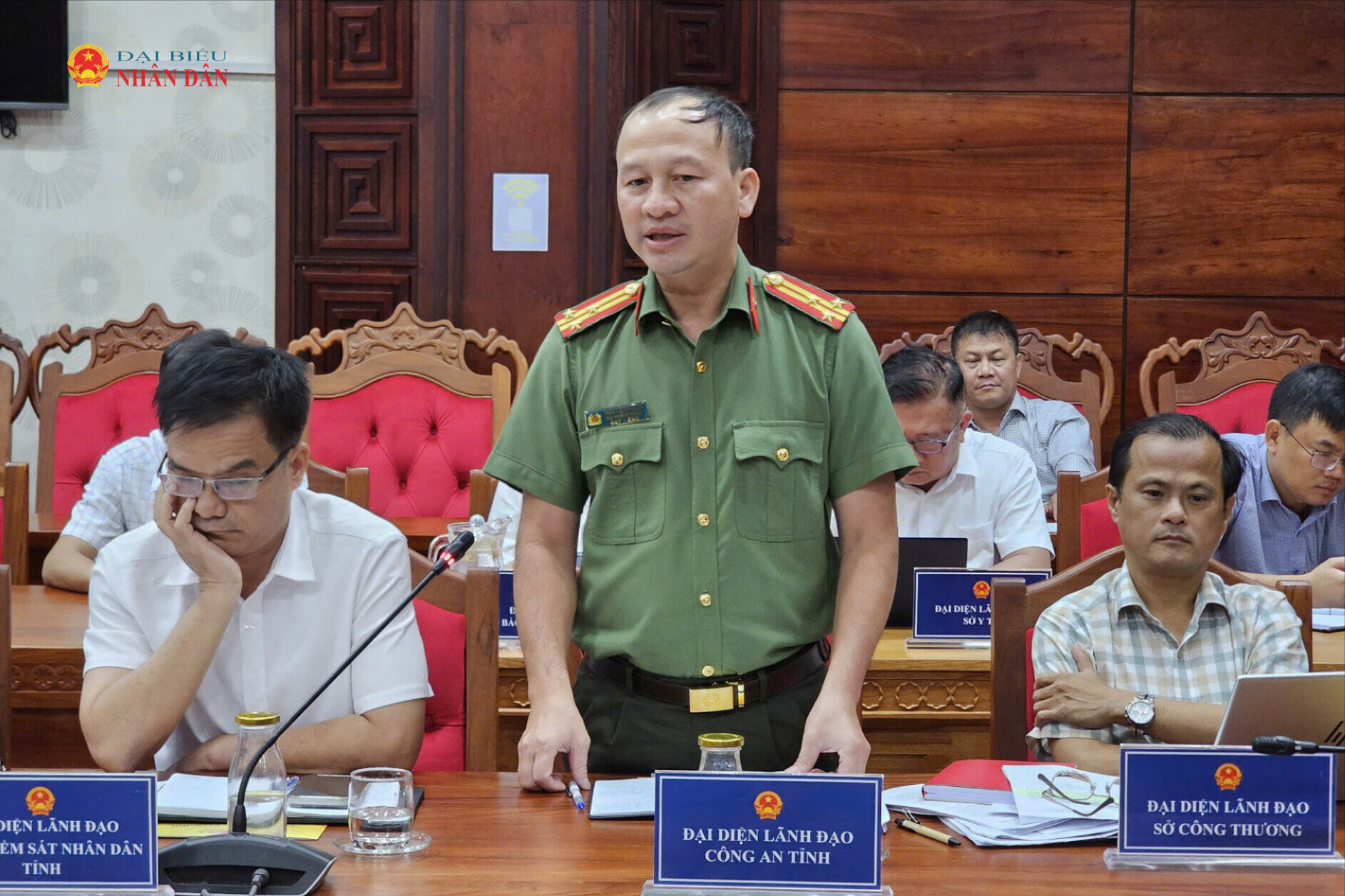 Phó Trưởng phòng Tham mưu, Công an tỉnh Đắk Lắk, Thượng tá Trần Trung Chính phát biểu tại hội nghị