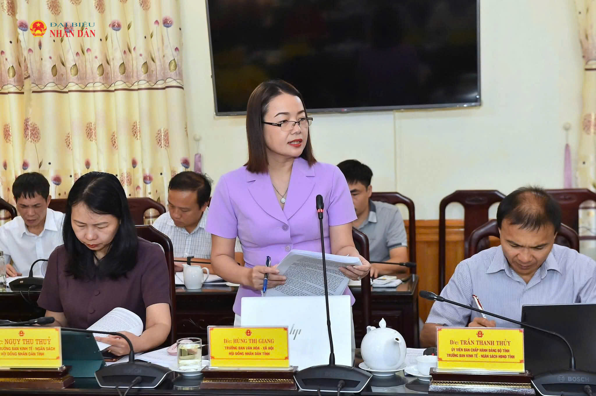 Trưởng Ban Văn hóa - Xã hội HĐND tỉnh Hùng Thị Giang phát biểu thảo luận tại phiên họp
