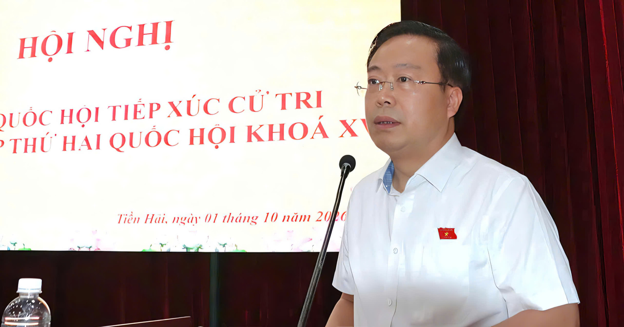 Phó Chủ nhiệm Ủy ban Công tác đại biểu của Quốc hội Nguyễn Đại Thắng tiếp thu các ý kiến, kiến nghị của cử tri phản ánh tại hội nghị