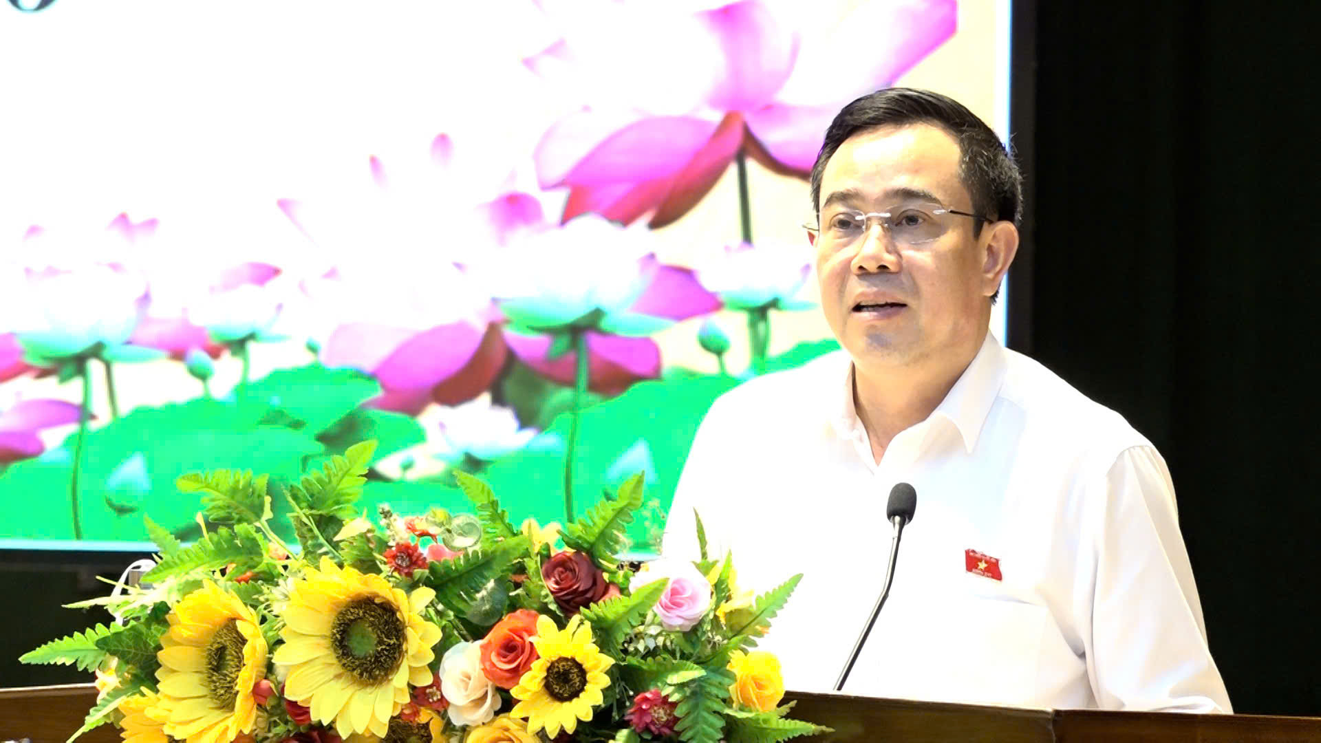 Phó Trưởng đoàn chuyên trách Đoàn ĐBQH tỉnh Nguyễn Văn Huy tiếp thu các ý kiến, kiến nghị của cử tri phản ánh tại hội nghị