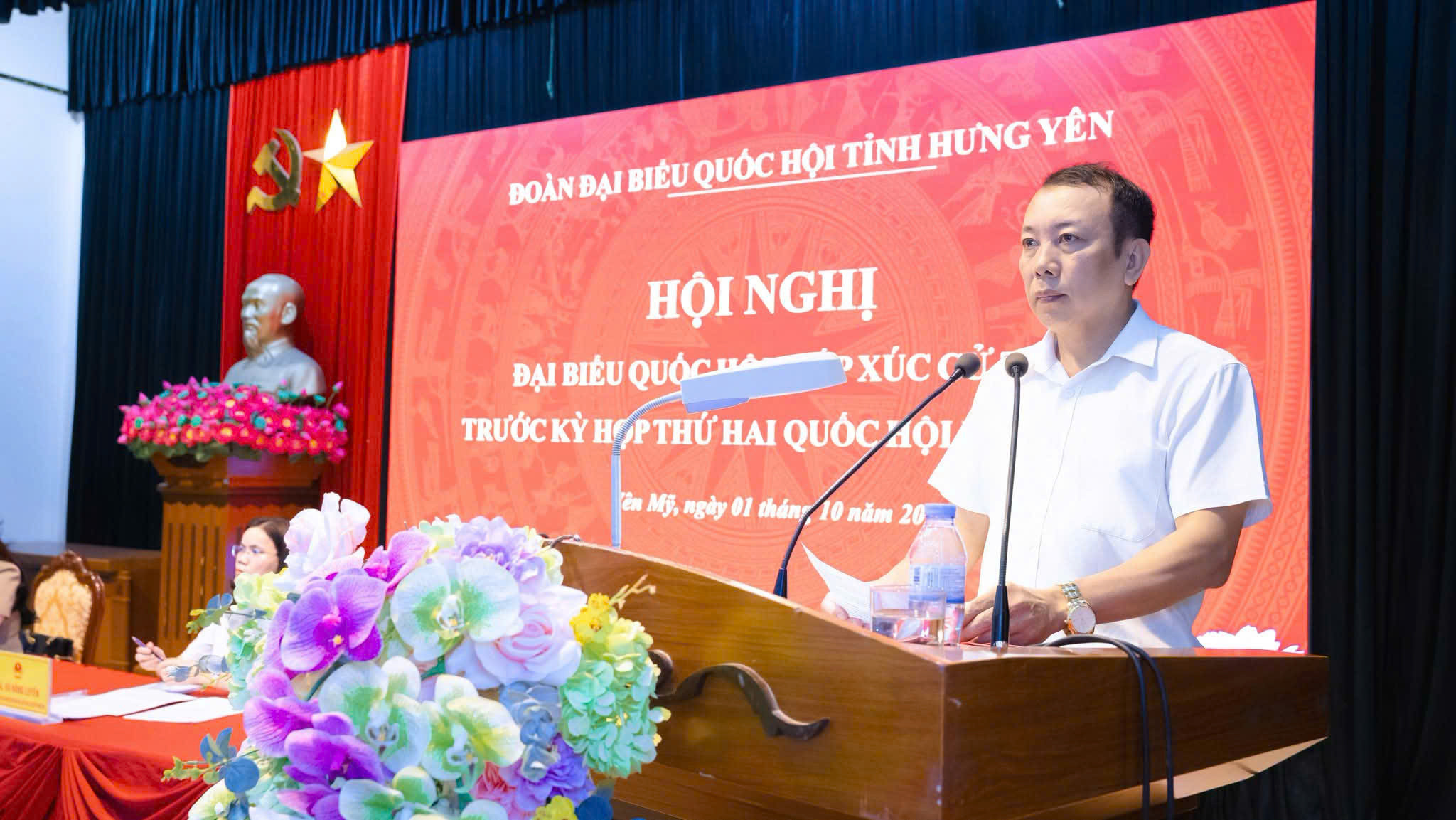 Cử tri phát biểu ý kiến tại hội nghị