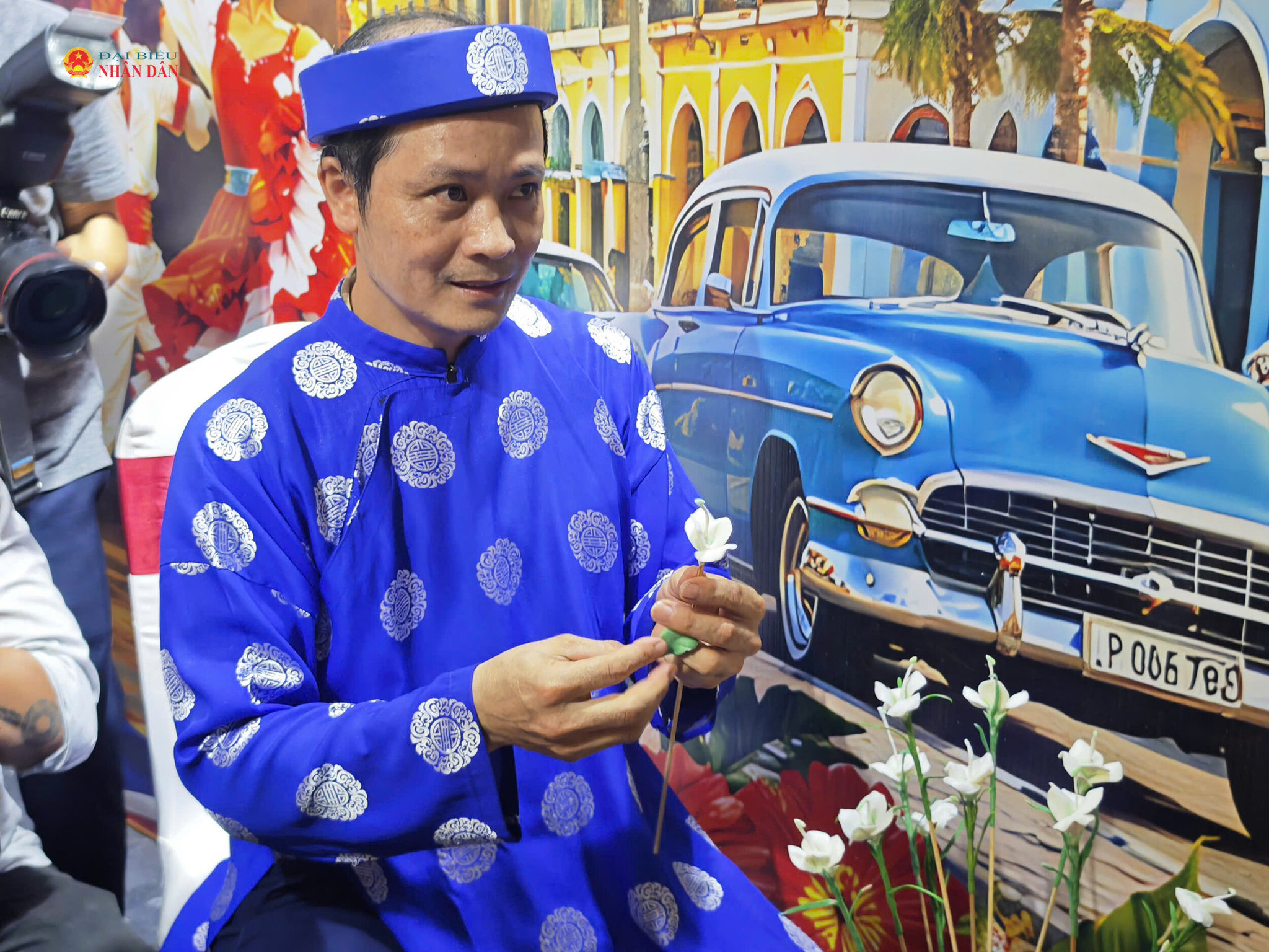 Tại các gian hàng, khách tham quan có thể quan sát, trò chuyện, tìm hiểu cách làm sản phẩm và tham gia vào các hoạt động trải nghiệm được tổ chức tại từng gian hàng