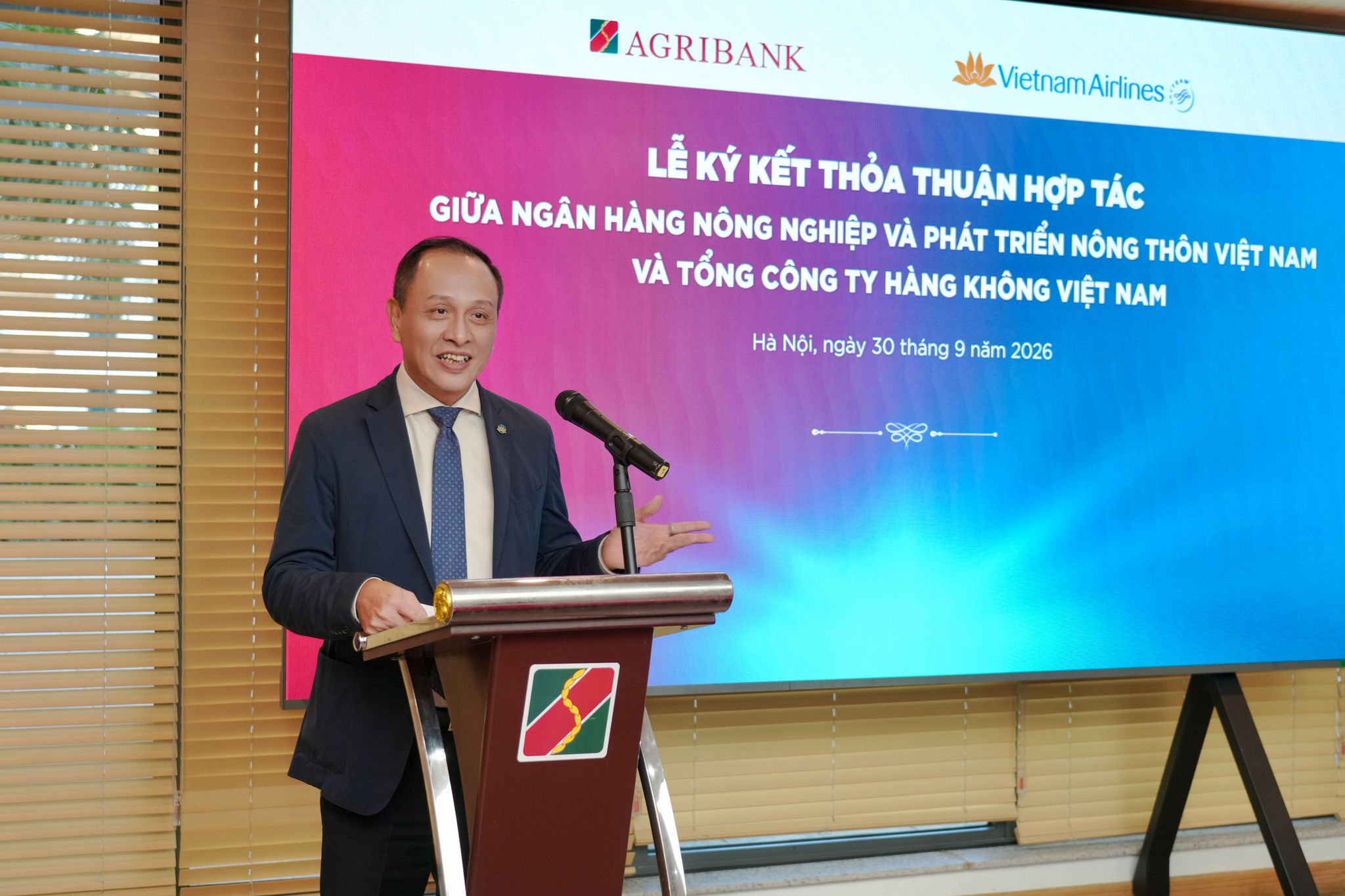 2. Ông Lê Hồng Hà, TGĐ Vietnam Airlines phát biểu tại Lễ ký kết, nhấn mạnh tầm quan trọng của việc hợp tác chiến lược cùng Agribank trong giai đoạn mới
