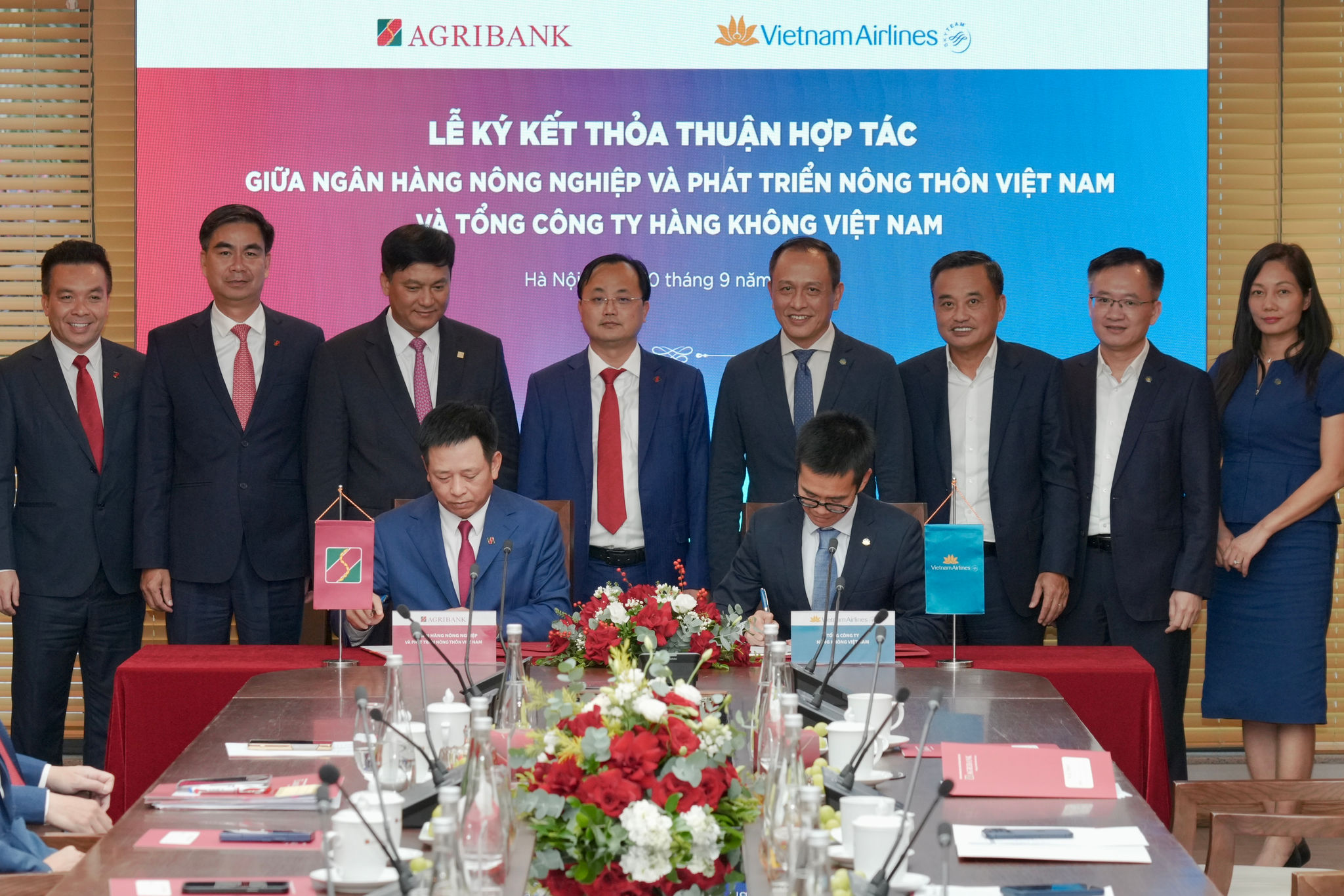 4. Đại diện Vietnam Airlines và Agribank cùng thực hiện nghi thức ký kết