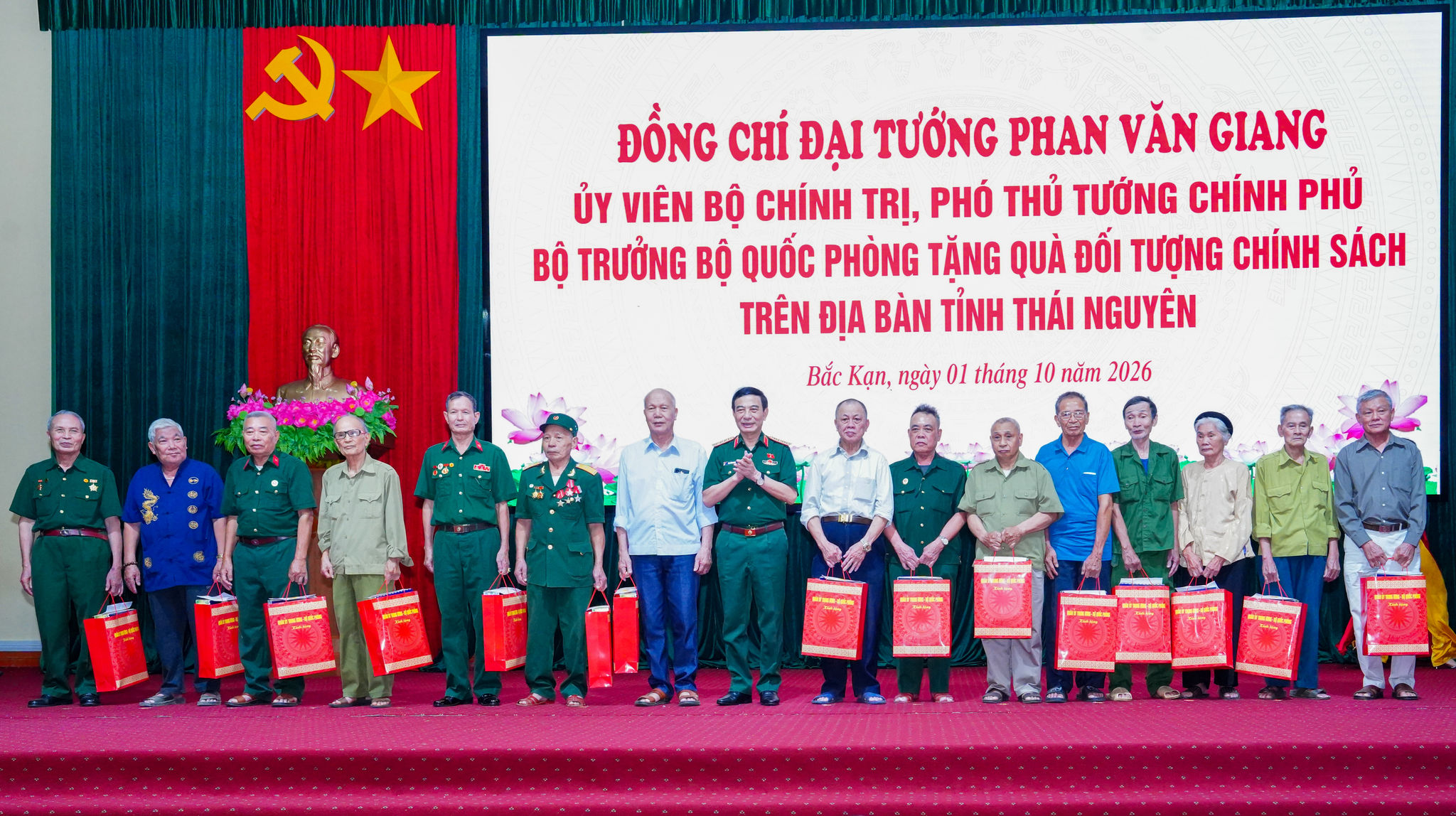 Phó Thủ tướng, Bộ trưởng Bộ Quốc phòng, Đại tướng Phan Văn Giang tặng quà đối tượng chính sách trên địa bàn tỉnh Thái Nguyên.