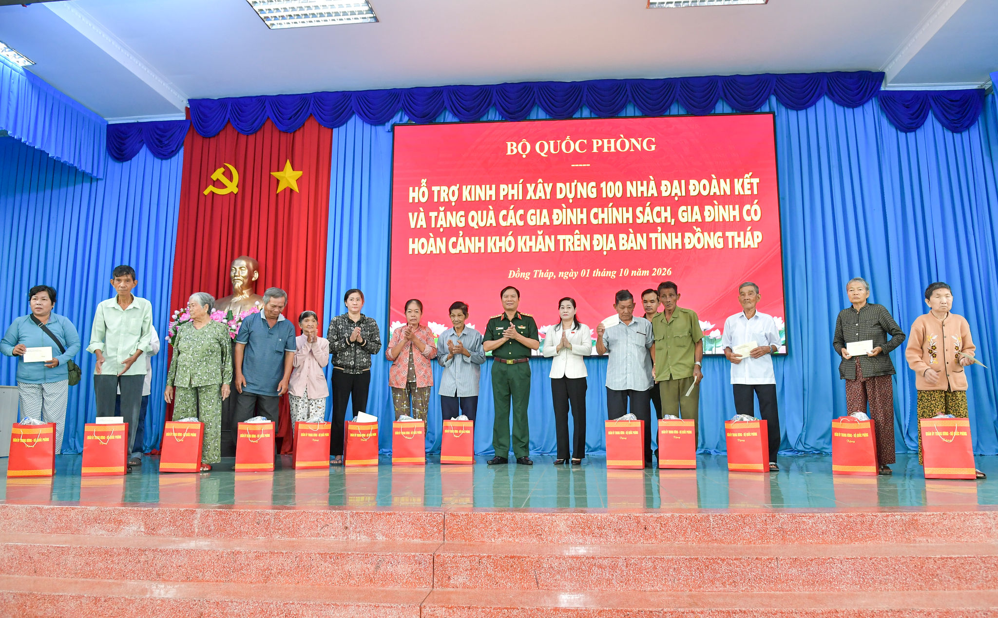 Đại tướng Nguyễn Tân Cương tặng quà gia đình chính sách, gia đình có hoàn cảnh khó khăn