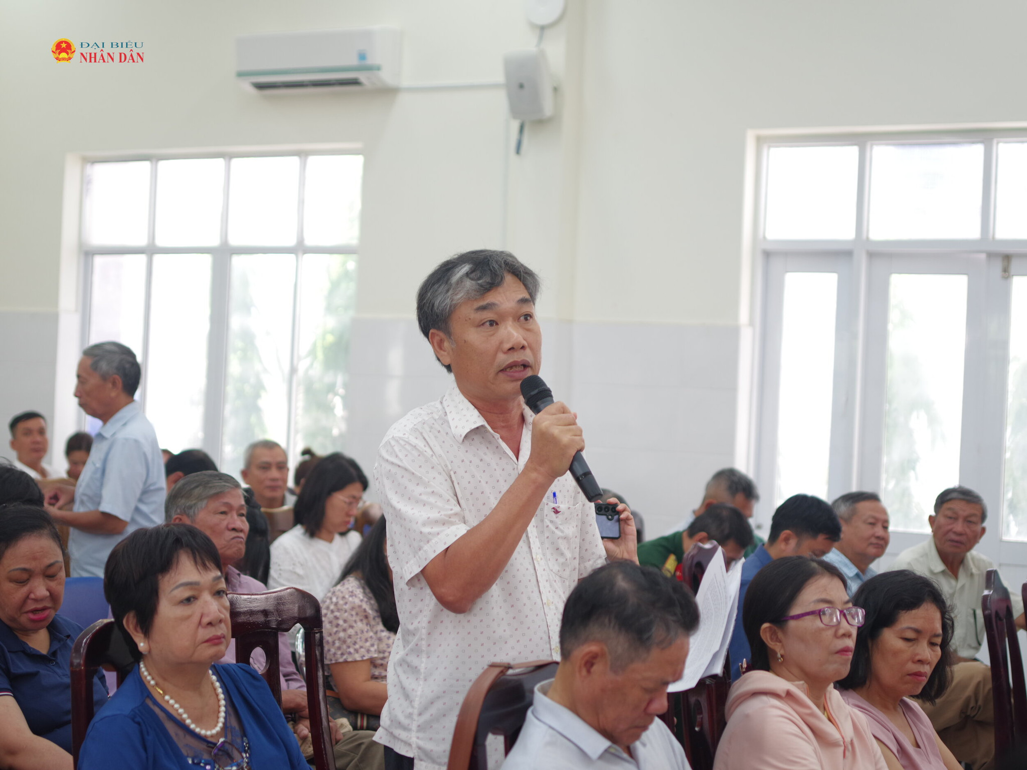 Cử tri phát biểu ý kiến, kiến nghị tại buổi tiếp xúc