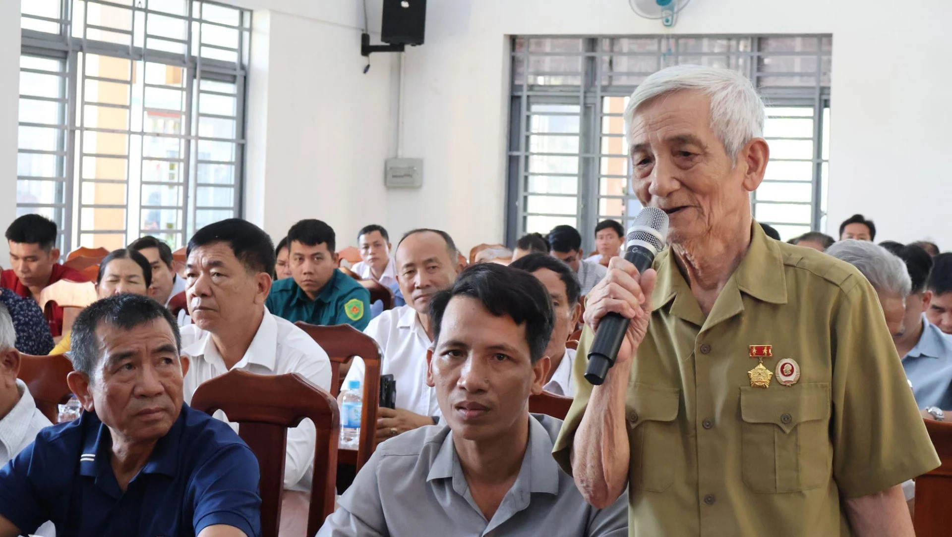 Cử tri nêu ý kiến gửi gắm đến các đại biểu Quốc hội trong buổi tiếp xúc cử tri