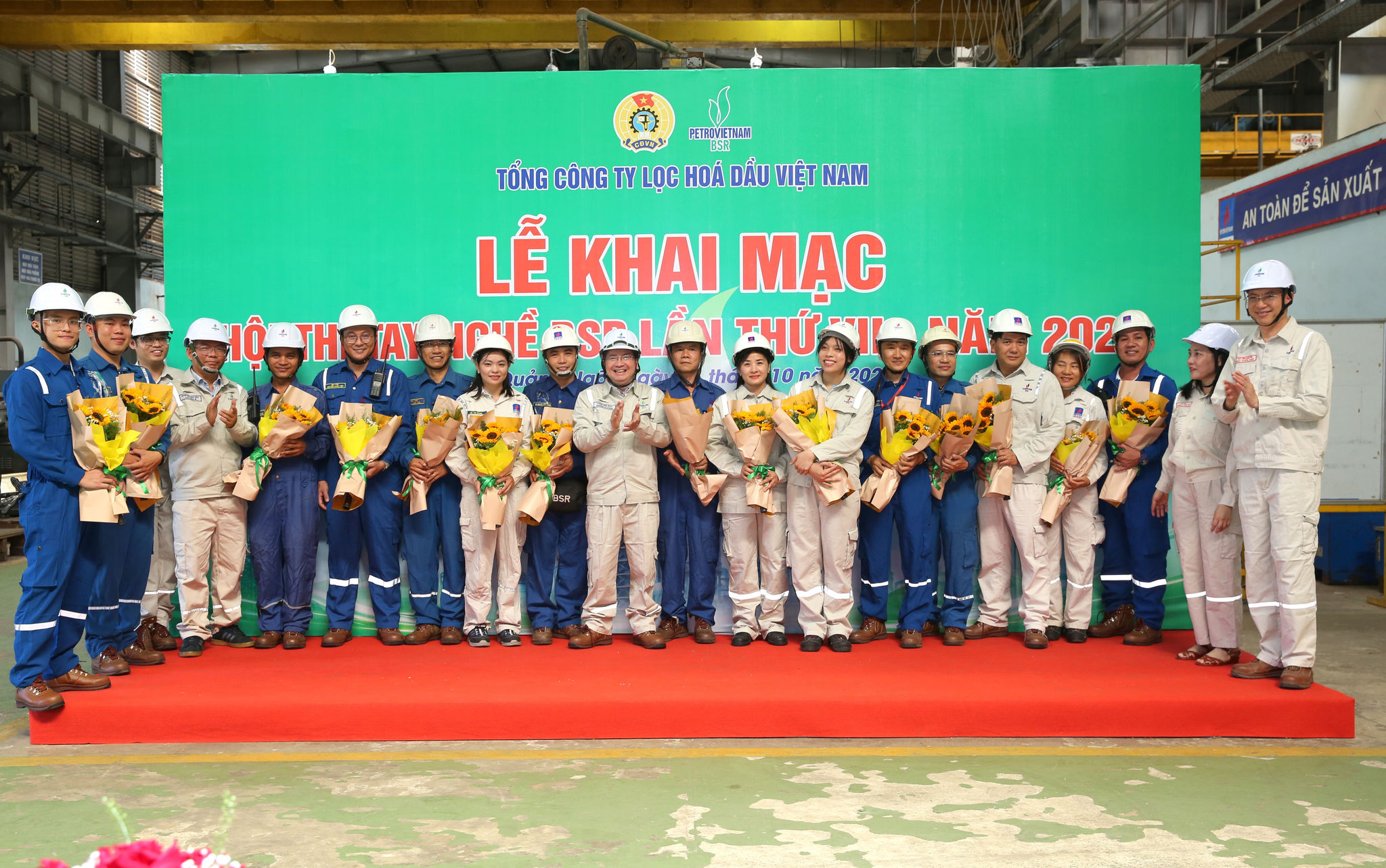 Ban lãnh đạo BSR tặng hoa động viên các đội thi. Ảnh BSR