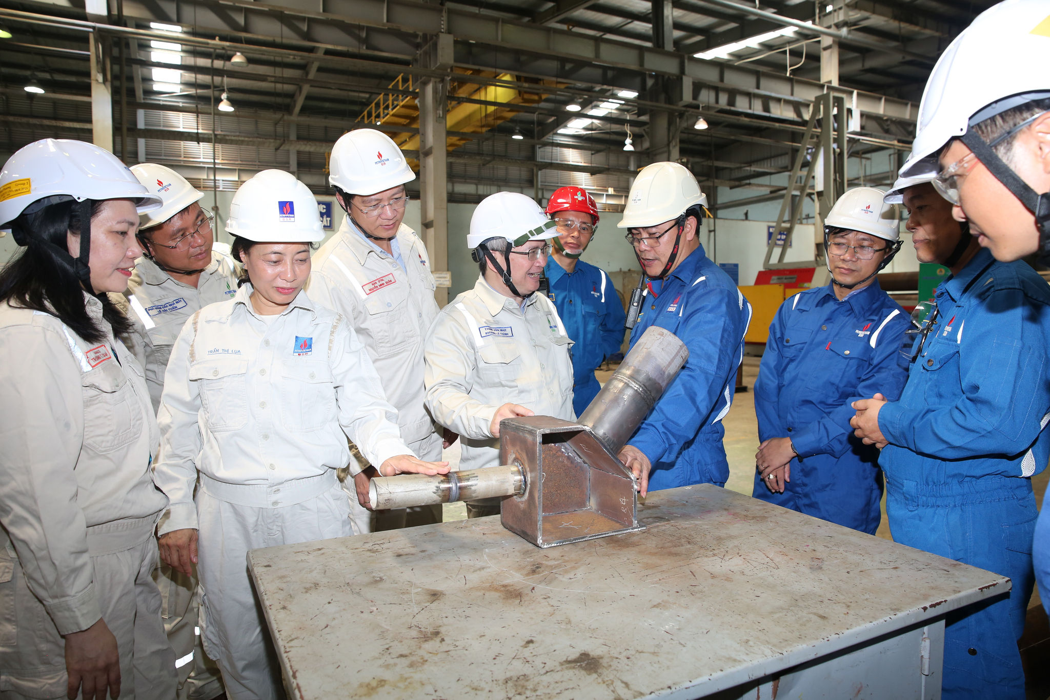 Ban lãnh đạo BSR thăm, động viên các đội thi hàn. Ảnh BSR