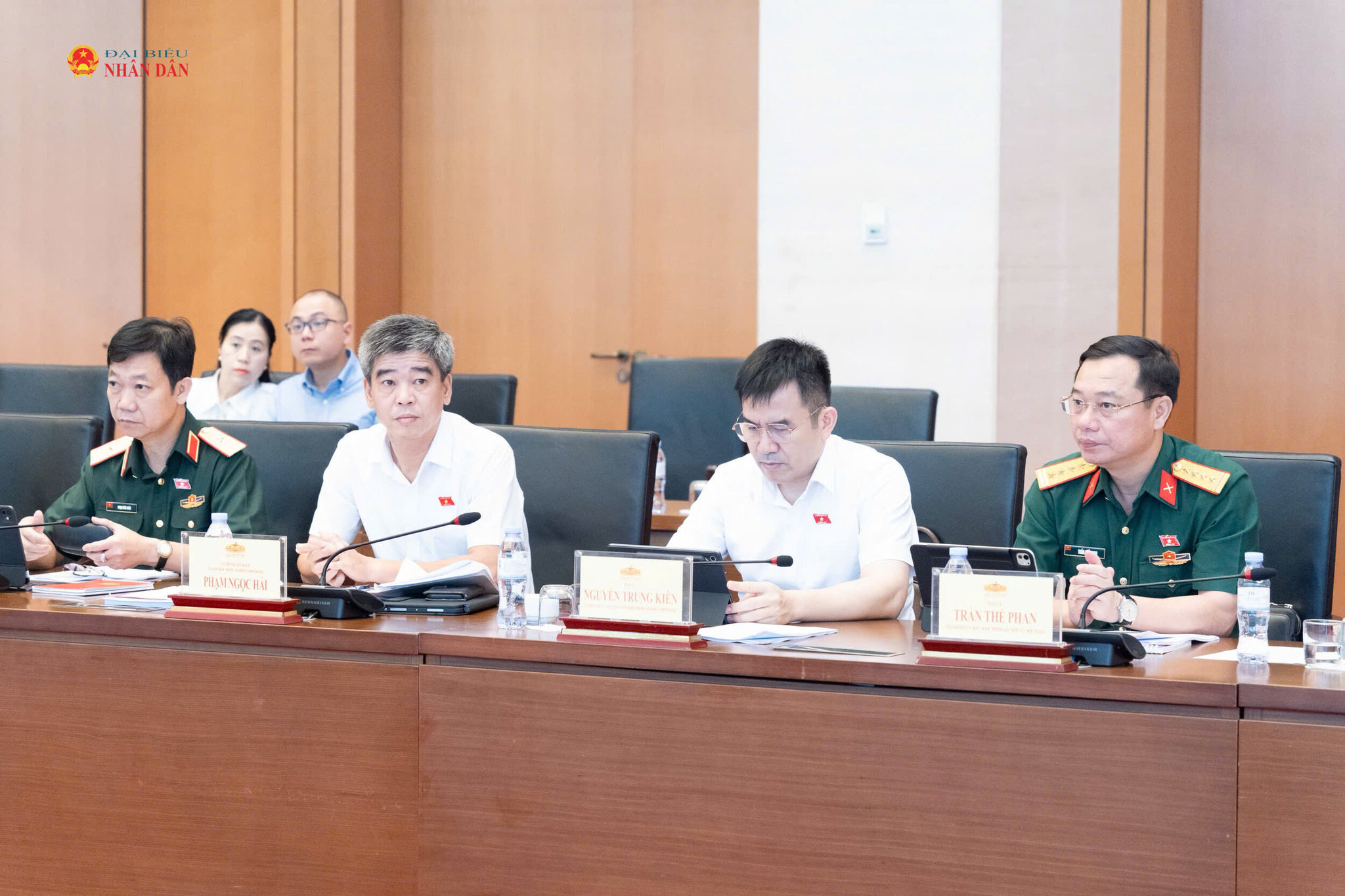 các đại biểu tham dự phiên họp