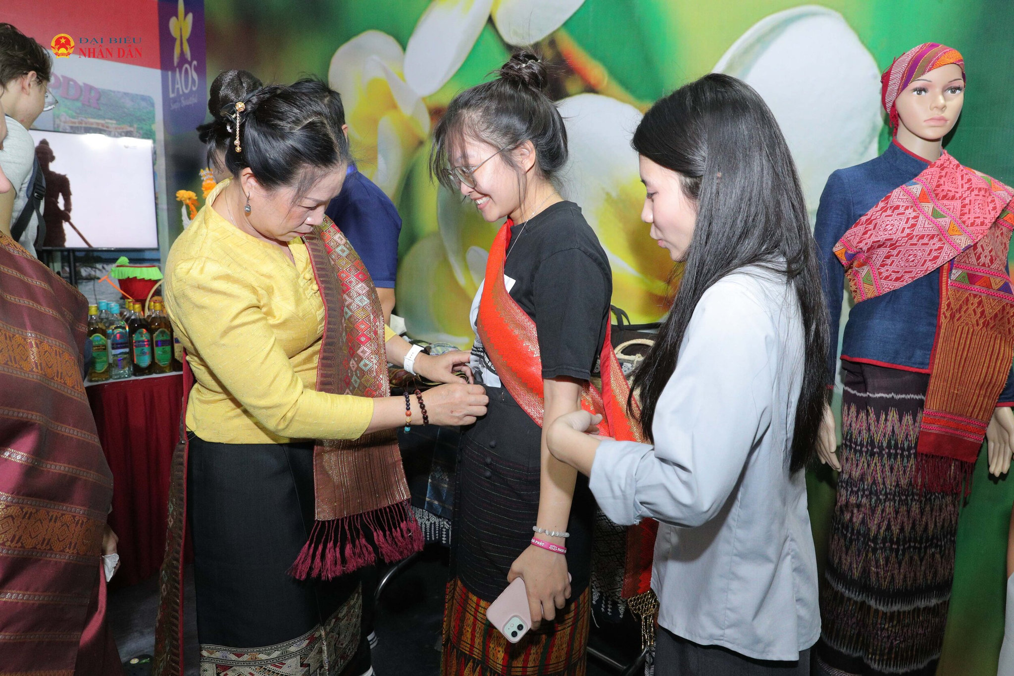 Các vị khách tham quan gian hàng Lào. Ảnh: Thăng Long
