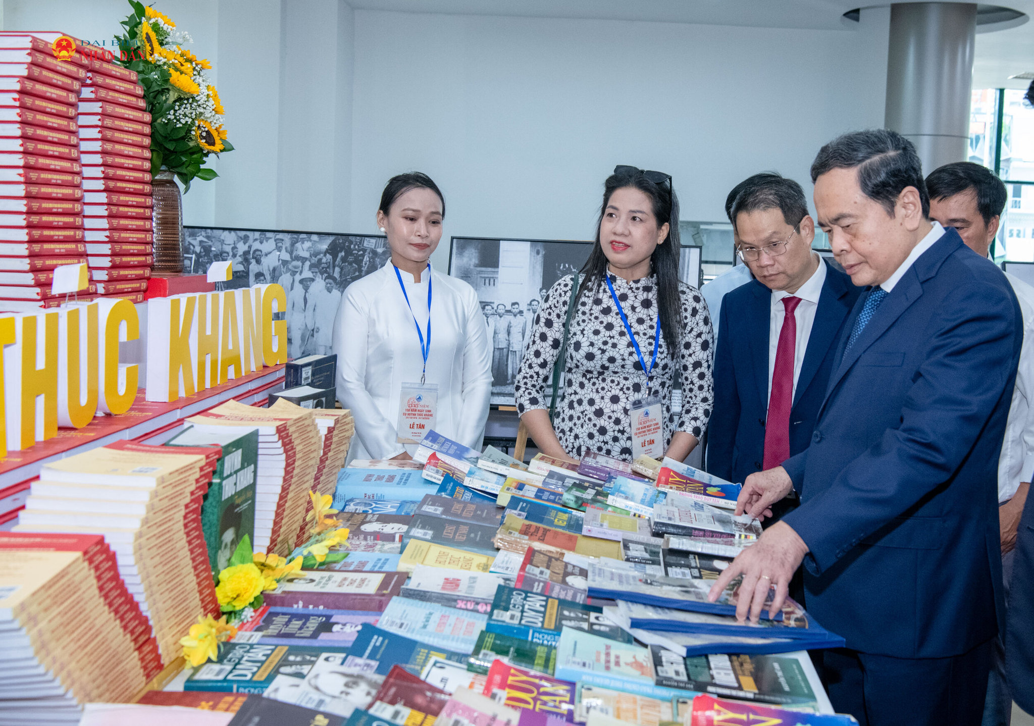 Chủ tịch Quốc hội Trần Thanh Mẫn và các đại biểu thăm các gian trưng bày giới thiệu về sự nghiệp của Cụ Huỳnh Thúc Kháng.1
