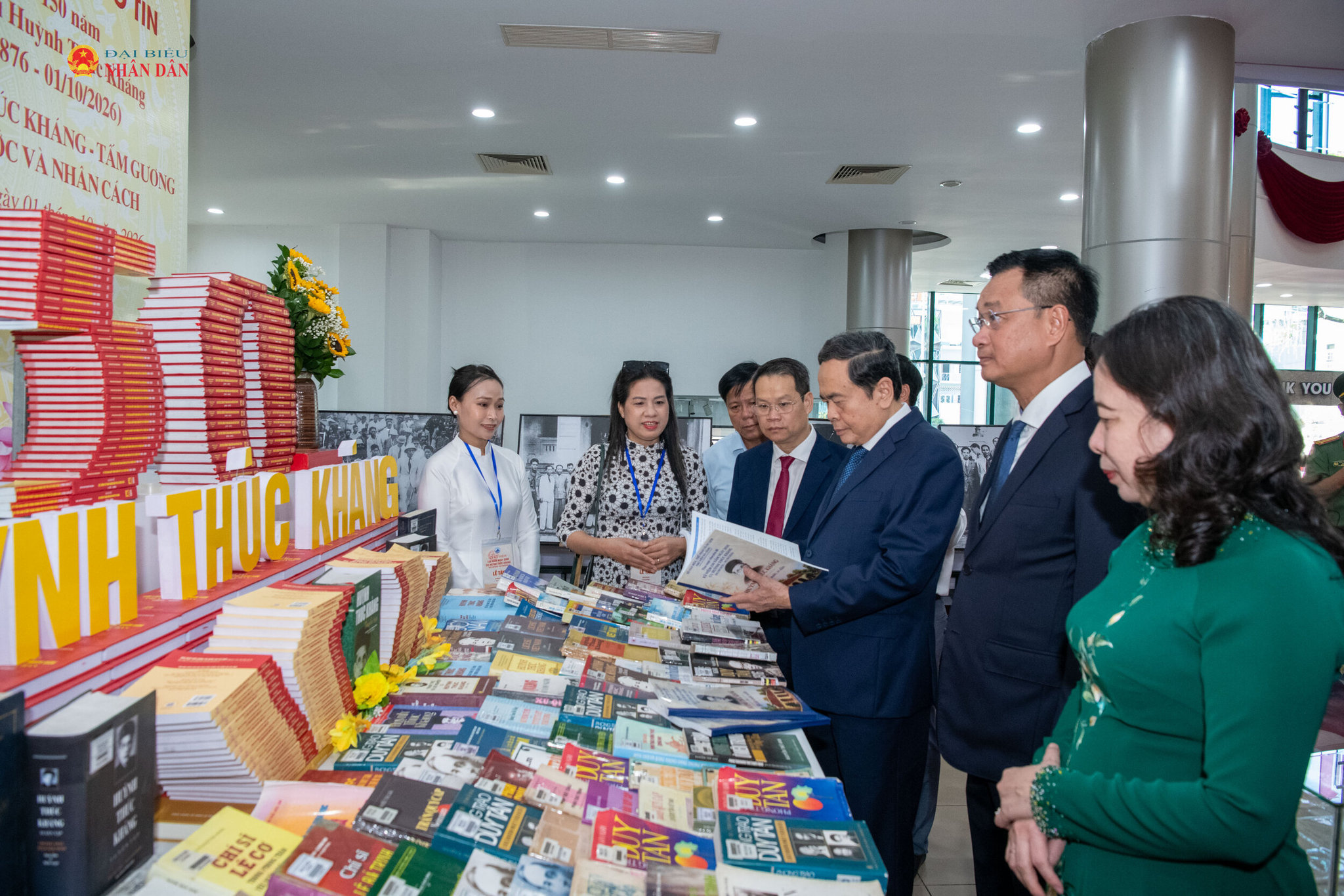 Chủ tịch Quốc hội Trần Thanh Mẫn và các đại biểu thăm các gian trưng bày giới thiệu về sự nghiệp của Cụ Huỳnh Thúc Kháng.2