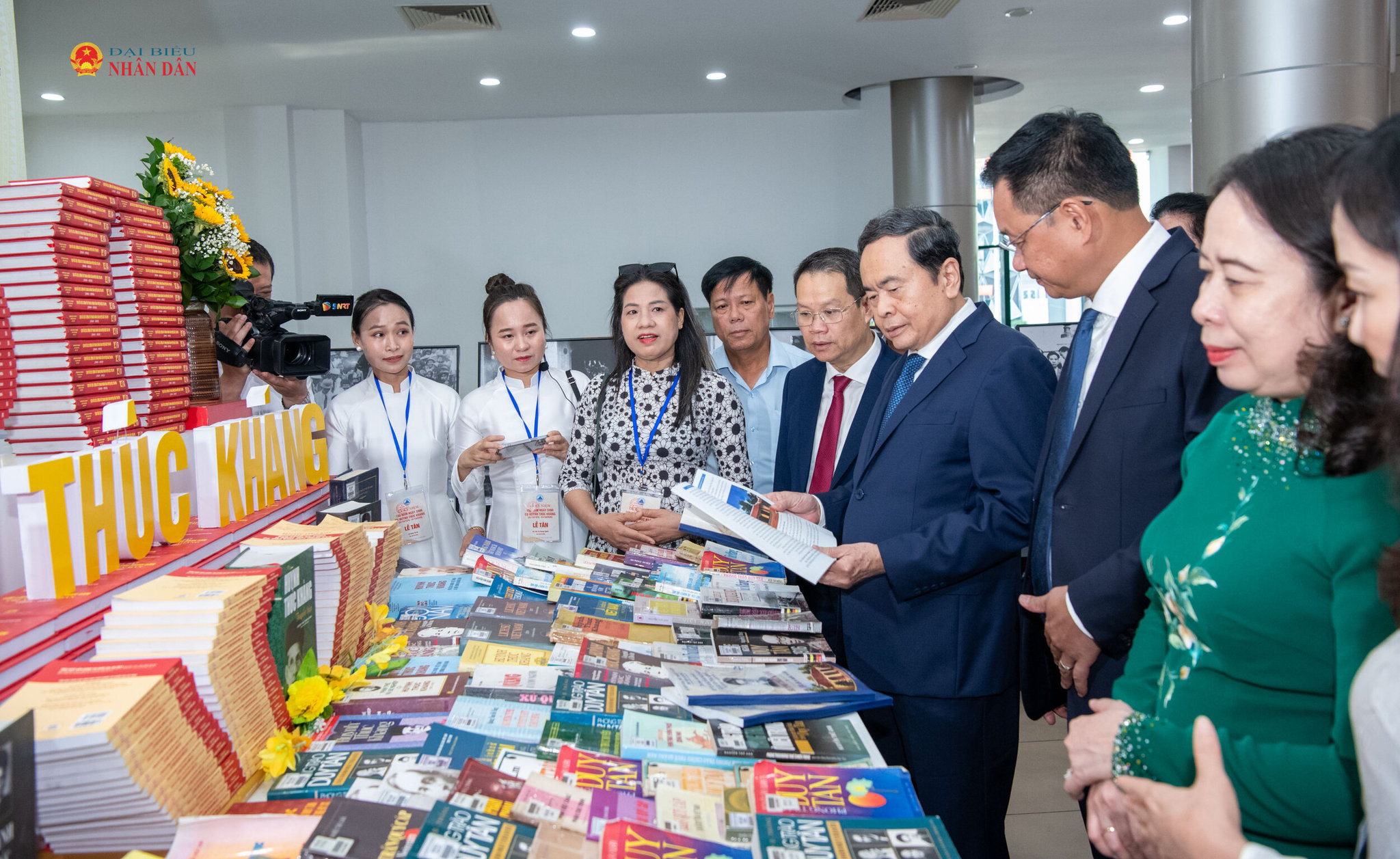 Chủ tịch Quốc hội Trần Thanh Mẫn và các đại biểu thăm các gian trưng bày giới thiệu về sự nghiệp của Cụ Huỳnh Thúc Kháng.3