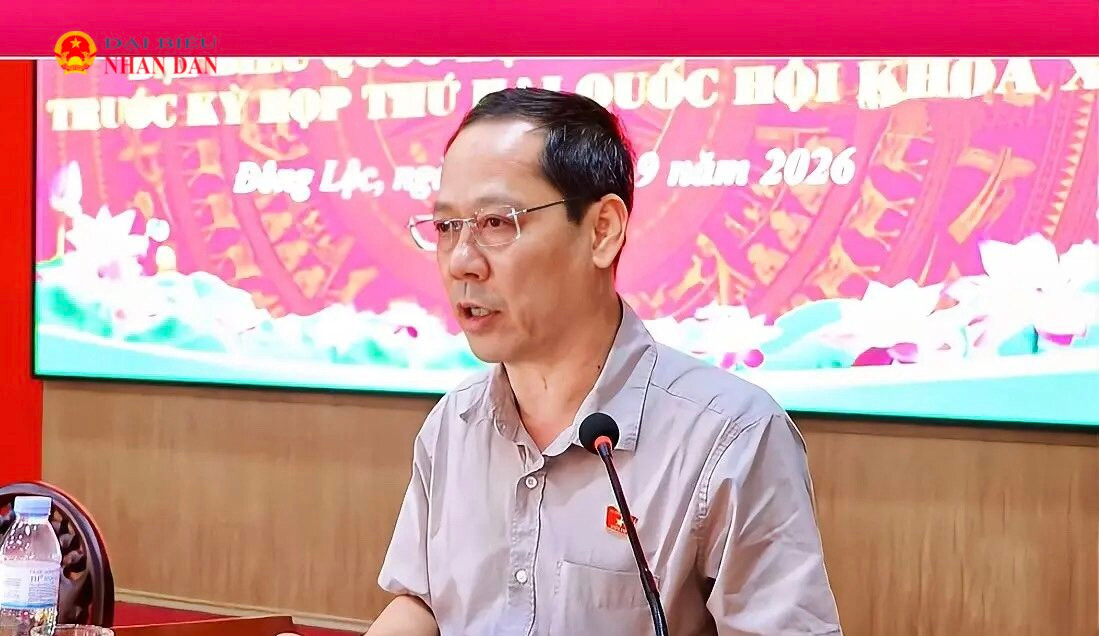 ĐBQH Trần Nhật Minh trao đổi, làm rõ một số vấn đề cử tri quan tâm. Ảnh: Lam Hà