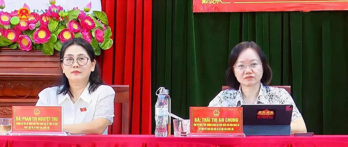 Phó Trưởng Đoàn ĐBQH tỉnh Thái Thị An Chung và Chánh án TAND tỉnh Nghệ An Phan Thị Nguyệt Thu tại hội nghị. Ảnh: Lam Hà