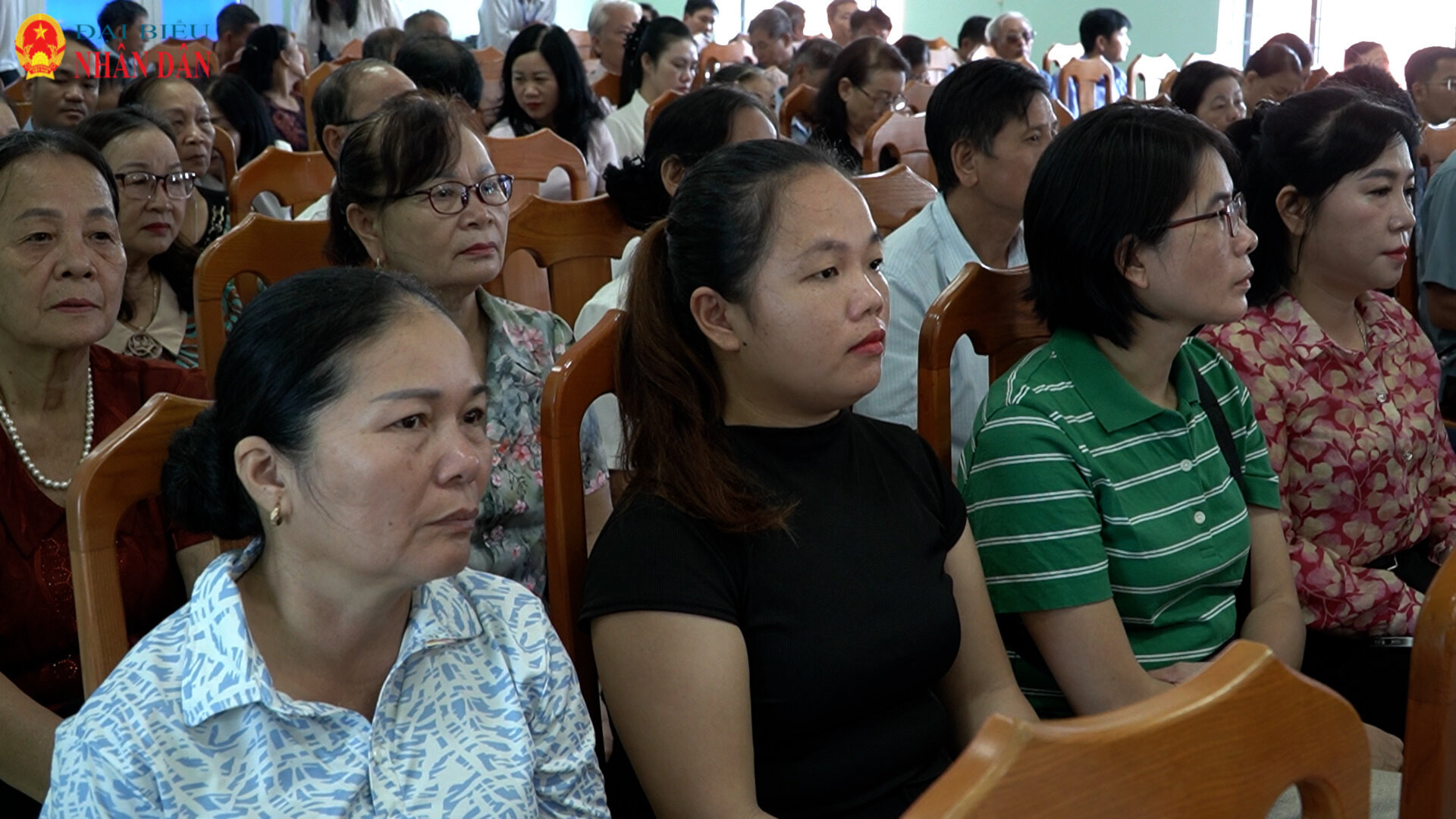 Cử tri quan tâm lắng nghe ý kiến phát biểu, tiếp thu của đại diện lãnh đạo Đoàn ĐBQH tỉnh