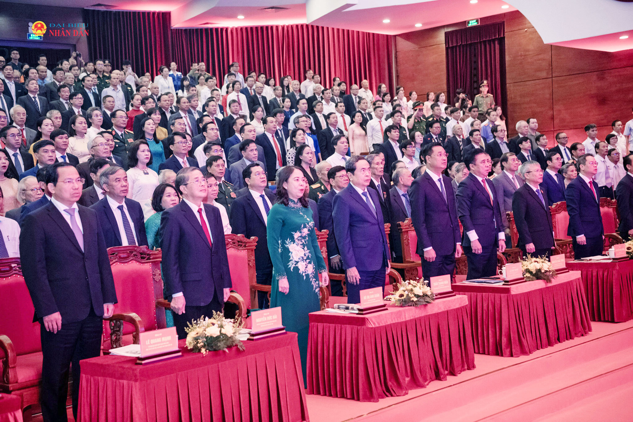 Chủ tịch Quốc hội Trần Thanh Mẫn và các đại biểu thực hiện nghi thức chào cờ