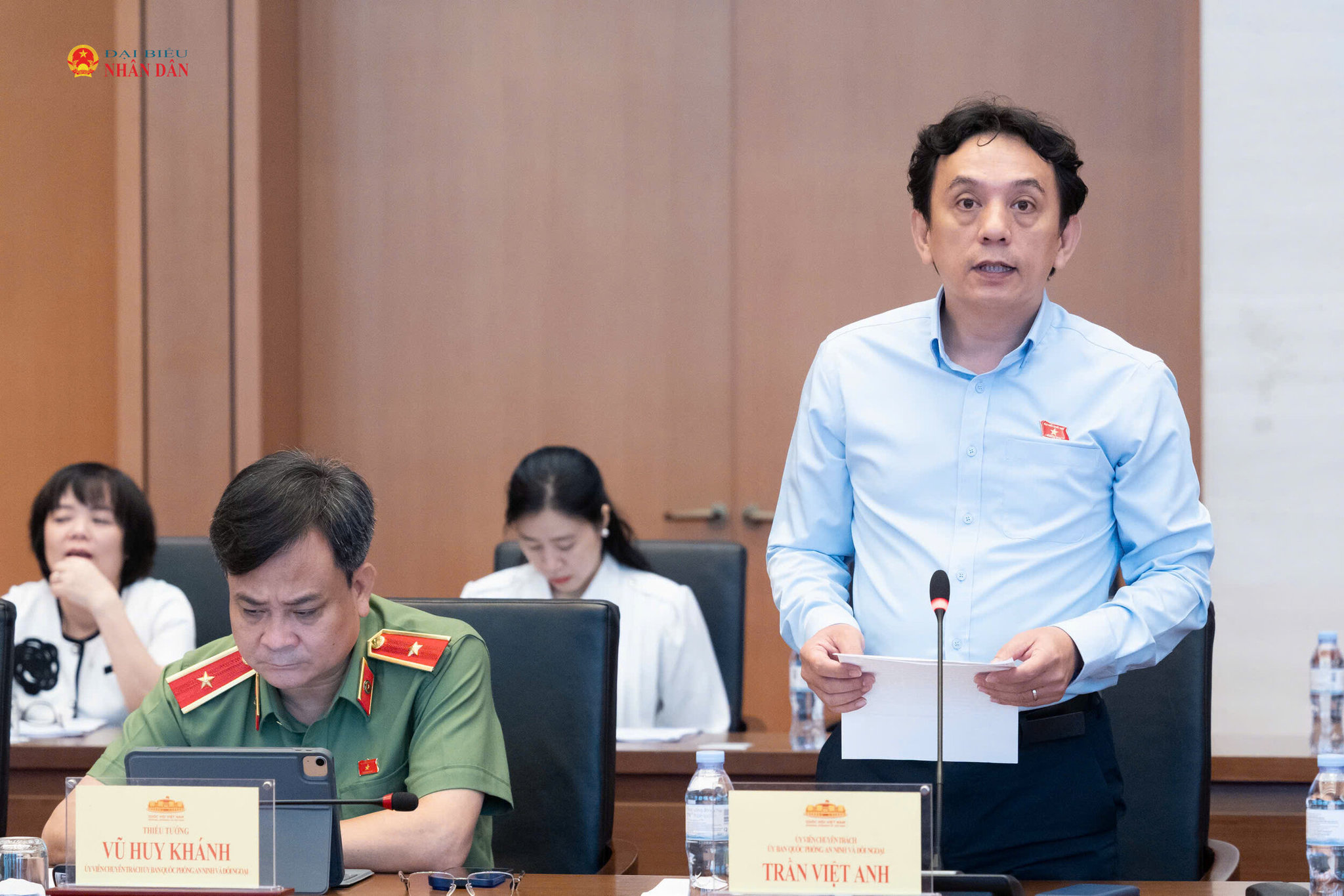 ĐBQH hoạt động chuyên trách tại Ủy ban Quốc phòng, An ninh và Đối ngoại Trần Việt Anh trình bày dự thảo báo cáo thẩm tra