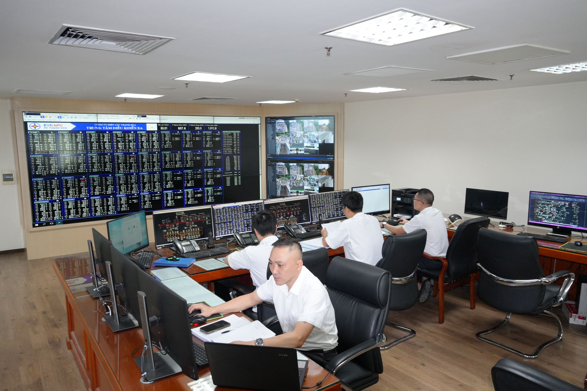 EVNNPC đẩy mạnh tự động hóa, chuyển đổi số và điều khiển từ xa nhằm nâng cao năng lực vận hành, chất lượng cung cấp điện và hiệu quả quản trị. Ảnh NPC