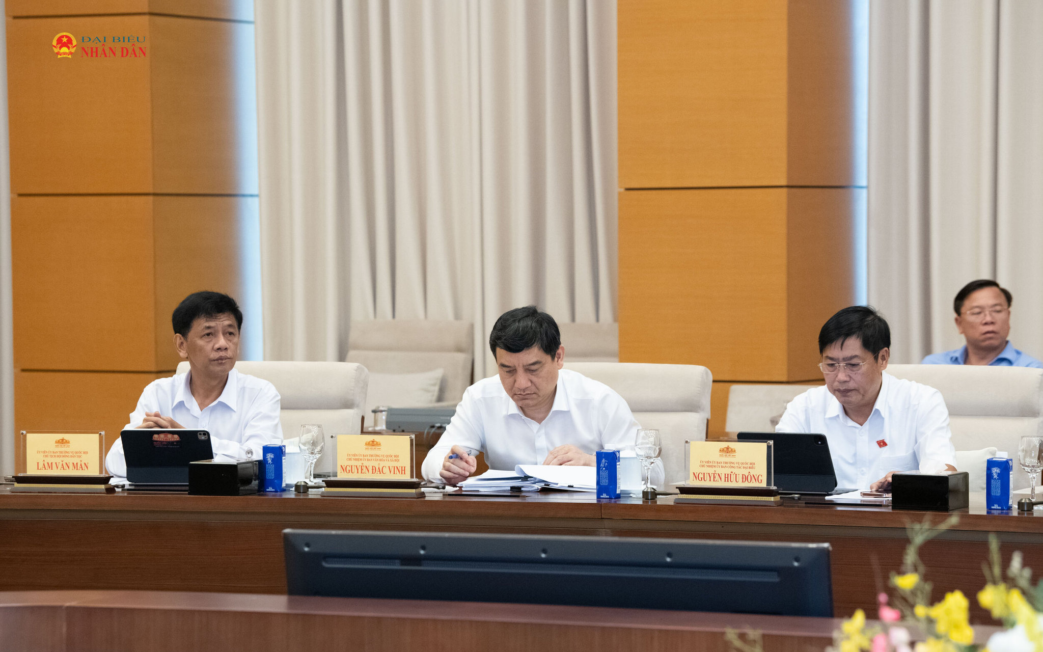 Các đại biểu tham dự phiên họp