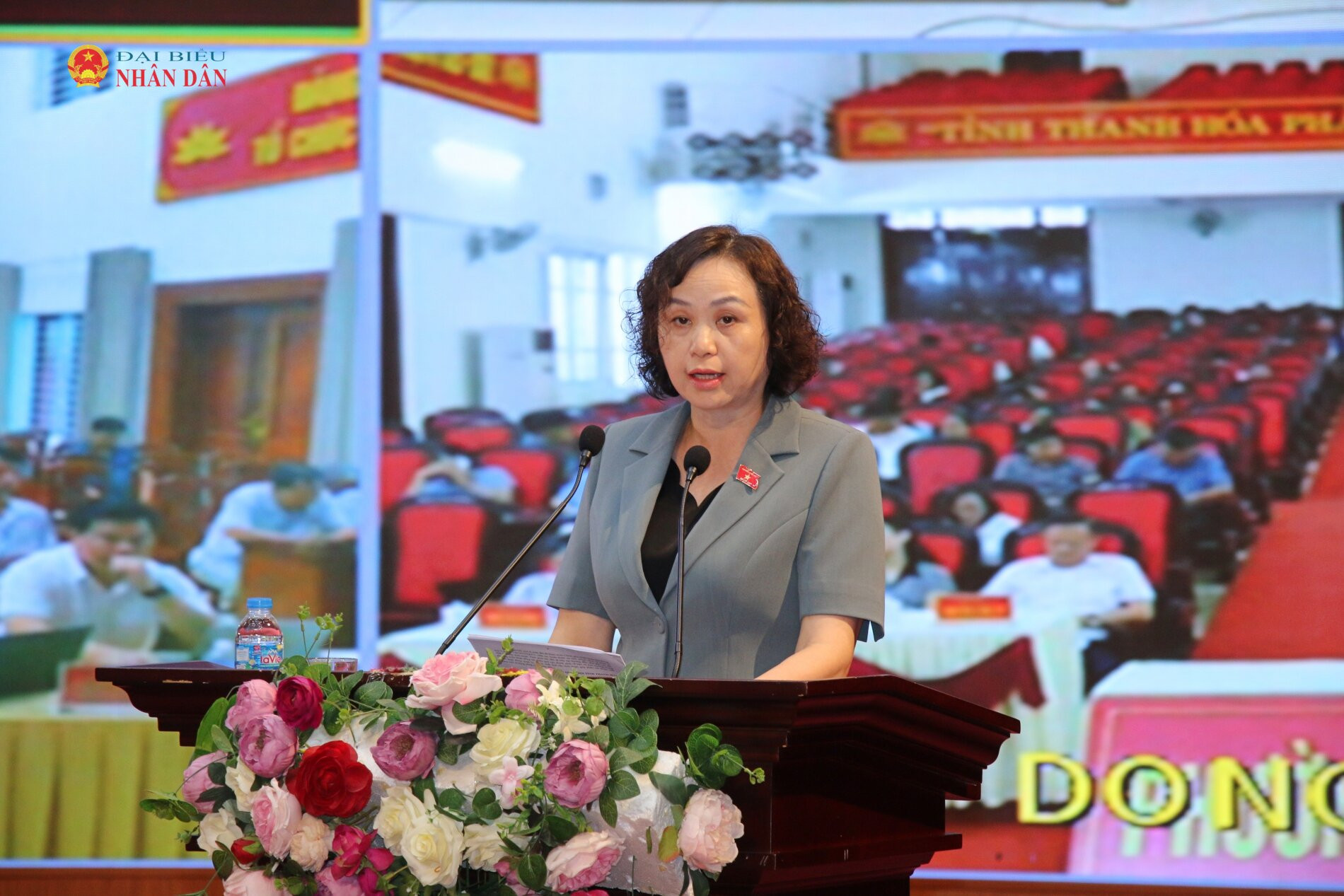 Phó Chủ tịch Hội đồng Dân tộc Cao Thị Xuân báo cáo trả lời của các Bộ, ngành Trung ương đối với ý kiến, kiến nghị của cử tri gửi đến Quốc hội tại các kỳ họp trước. Ảnh: Đắc Trường