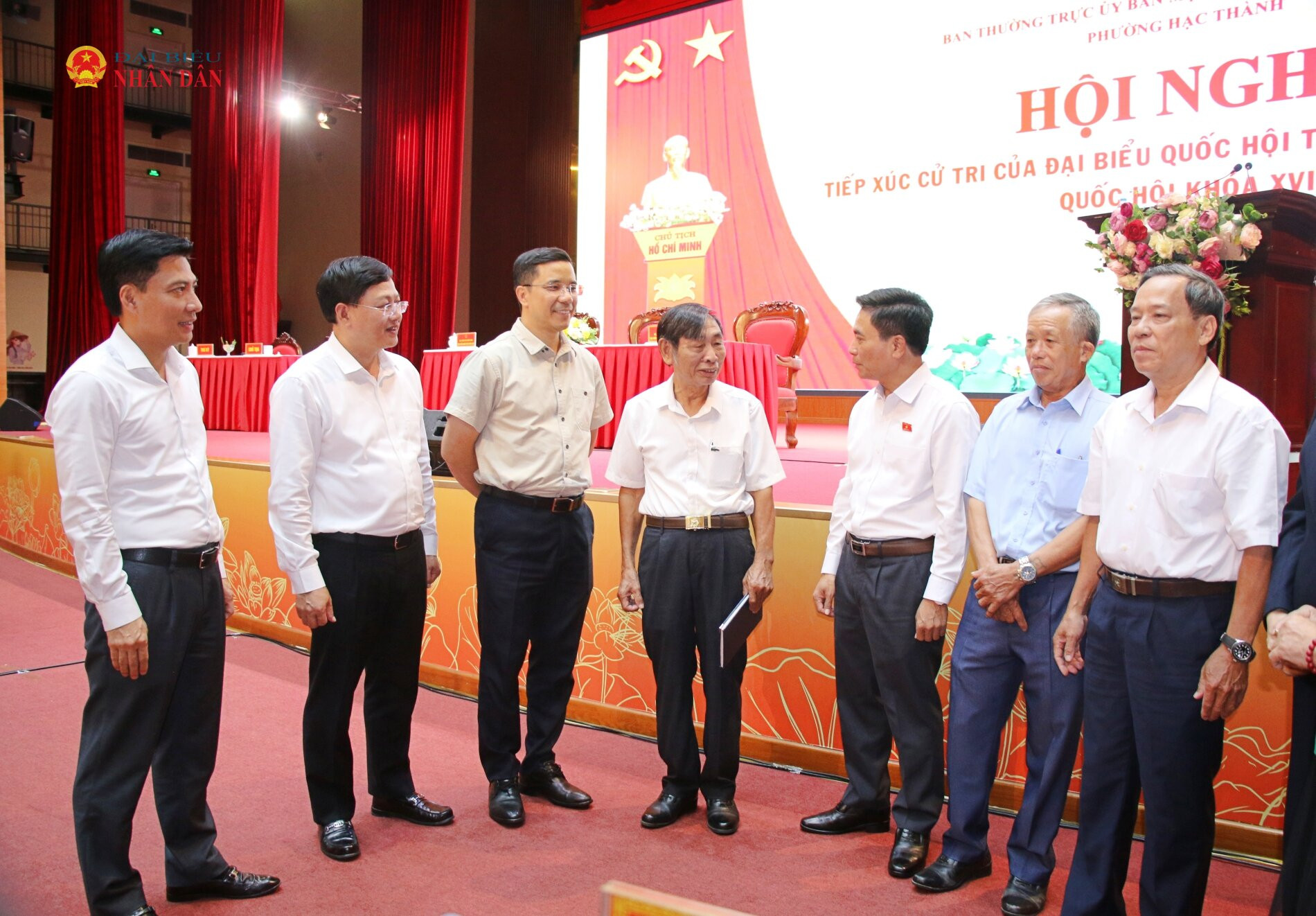 Phó Chủ tịch Quốc hội, Thượng tướng Nguyễn Doãn Anh trao đổi với cử tri tham dự hội nghị