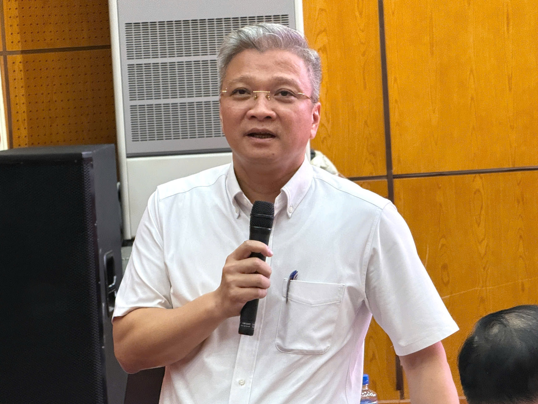 Cục trưởng Cục Hạ tầng và Thiết bị y tế Nguyễn Minh Lợi trả lời các câu hỏi của phóng viên.