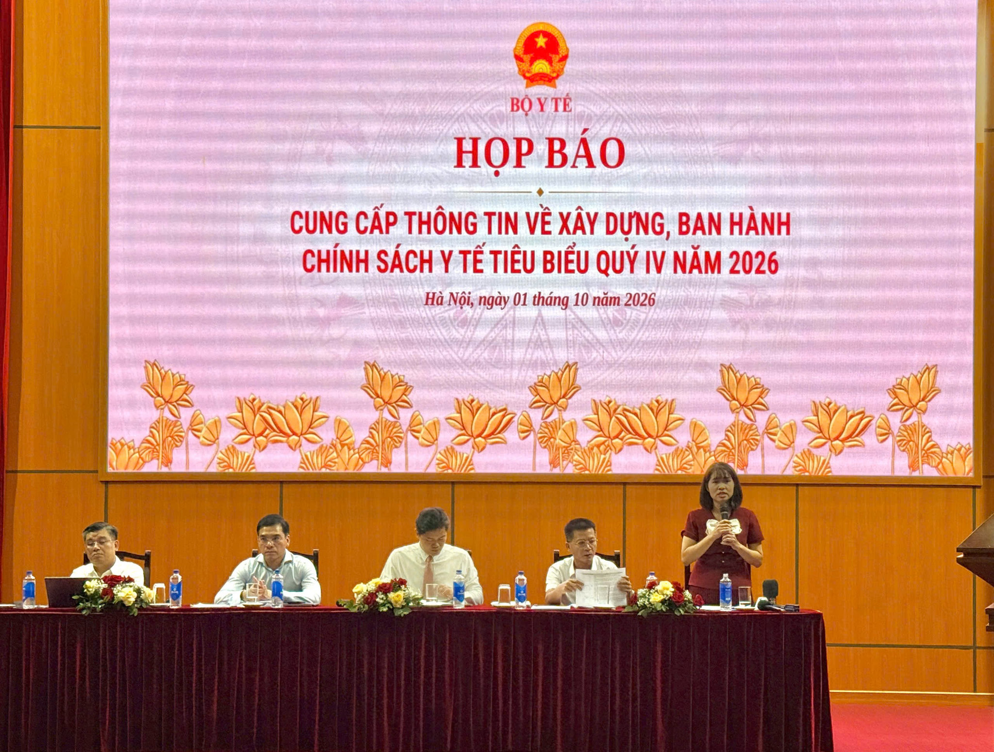 Phó Cục trưởng Cục An toàn thực phẩm thuộc Bộ Y tế Đinh Thị Thu Thủy trả lời câu hỏi của phóng viên tại cuộc gặp mặt.