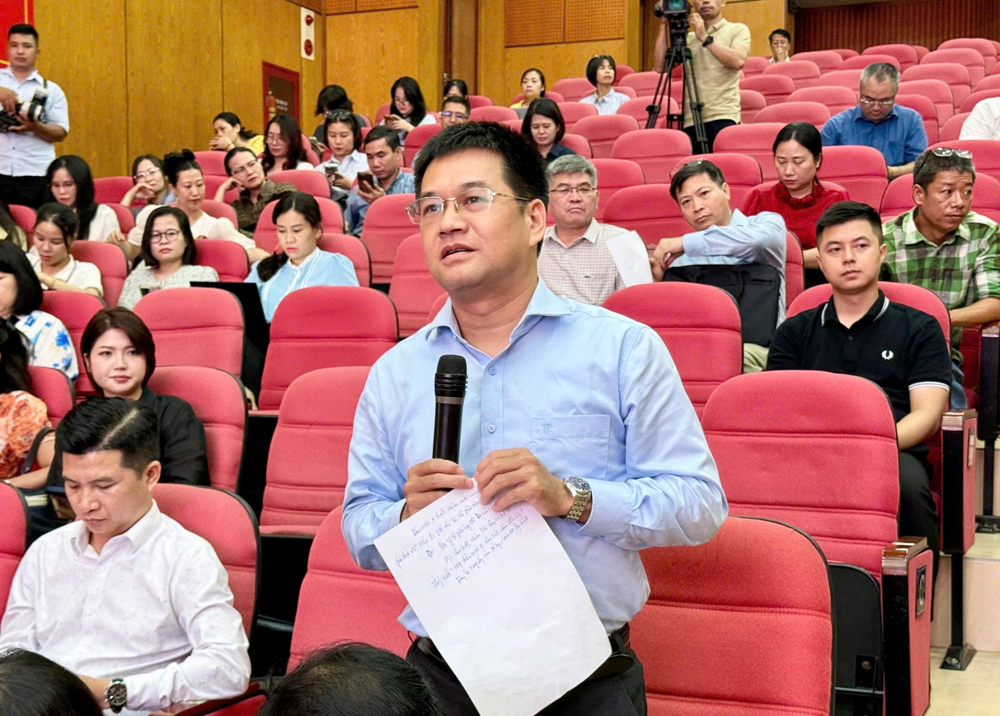 Nhà báo Chí Tuấn (Báo Đại biểu Nhân dân) phát biểu trao đổi tại cuộc gặp mặt.