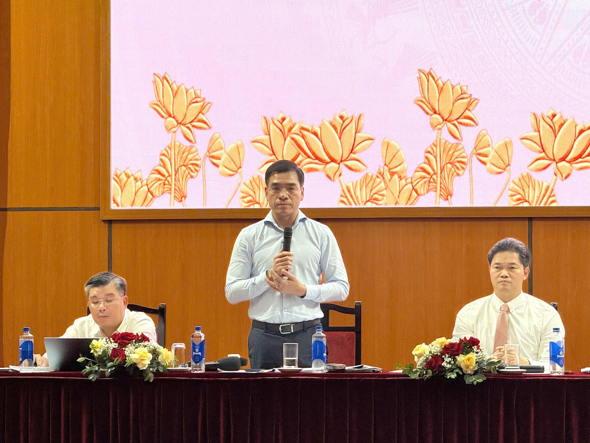 Cục trưởng Cục Quản lý Khám, chữa bệnh TS. BS Hà Anh Đức thông tin tại buổi gặp mặt báo chí.