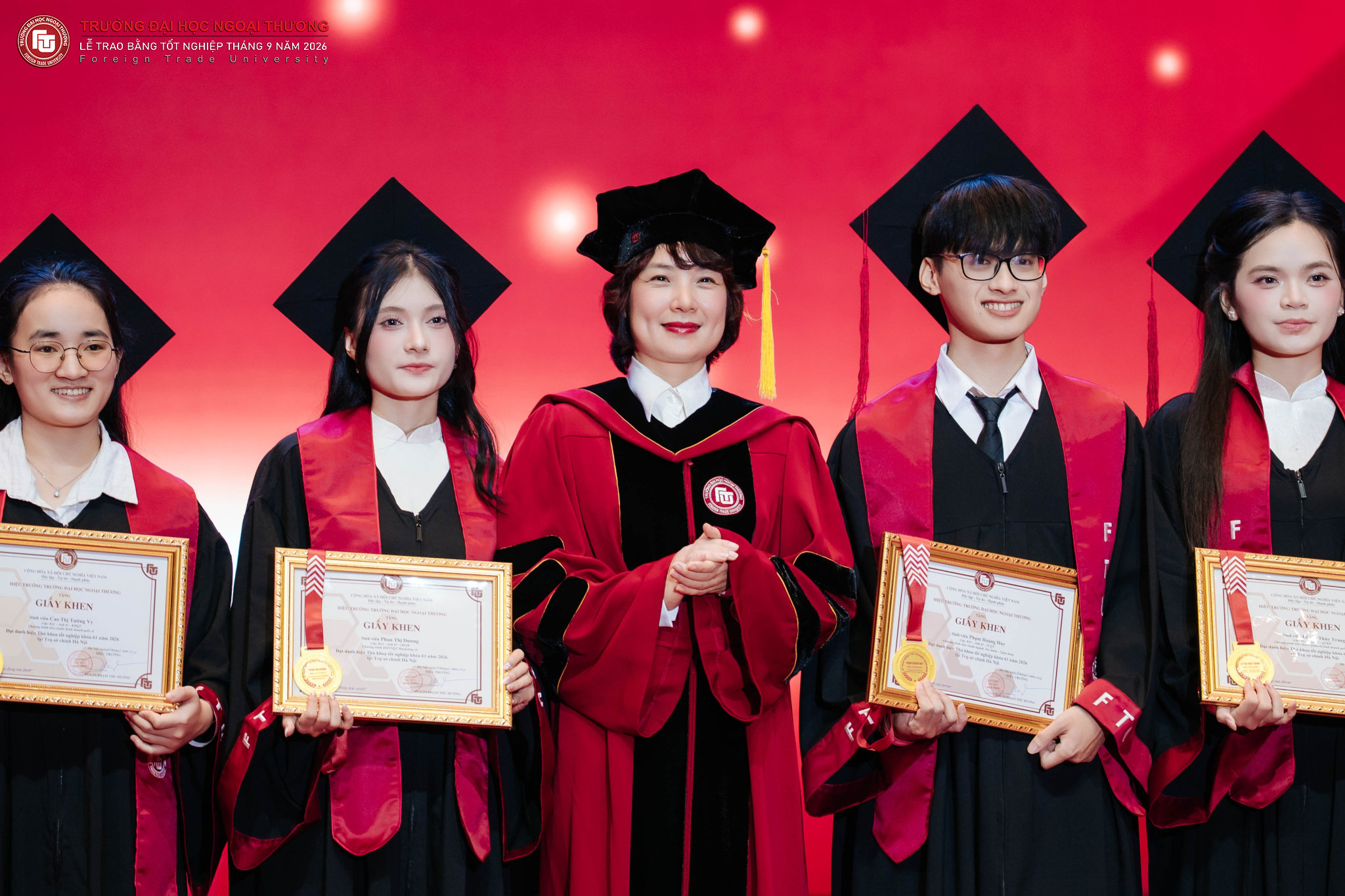Hoàng Huy nhận giấy khen do PGS.TS Phạm Thu Hương, Hiệu trưởng Trường Đại học Ngoại thương trao