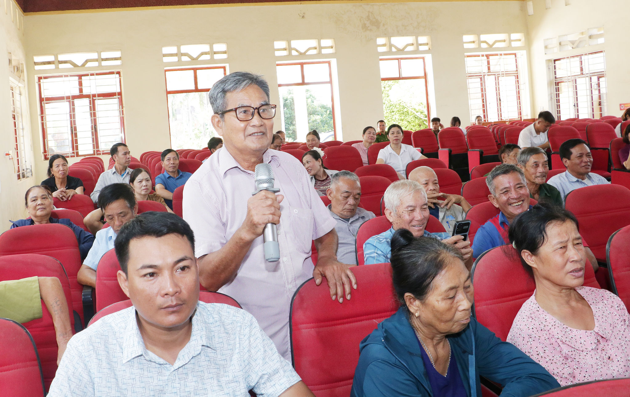 Cử tri xã Đoàn Đào phát biểu ý kiến tại hội nghị