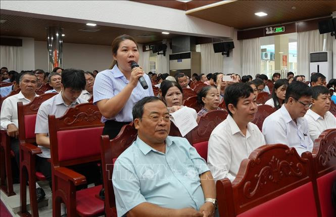 Cử tri Phạm Thị Hà, khu phố Hòa Bình, phường Trấn Biên, thành phố Đồng Nai, nêu ý kiến tại buổi tiếp xúc