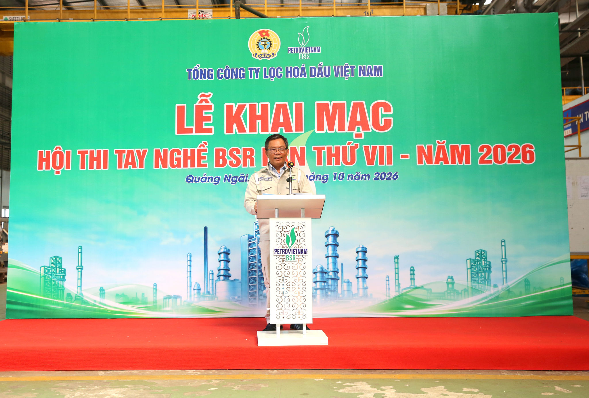 Ông Cao Tuấn Sĩ – Giám đốc Nhà máy Lọc dầu Dung Quất, Trưởng Ban Tổ chức Hội thi phát biểu. Ảnh BSR