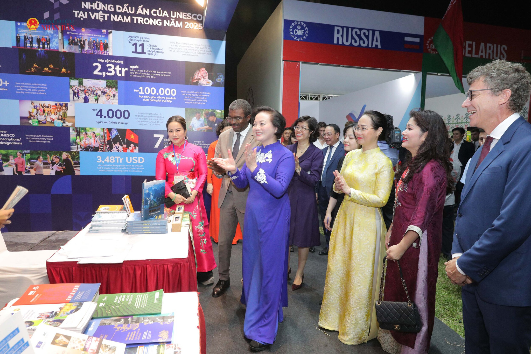 Phó Thủ tướng Phạm Thị Thanh Trà tham quan gian hàng UNESCO