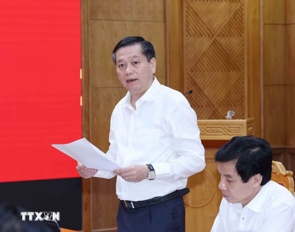Ủy viên Trung ương Đảng, Phó Bí thư Thường trực Đảng ủy các cơ quan Đảng Trung ương Nguyễn Long Hải trình bày báo cáo tại hội nghị