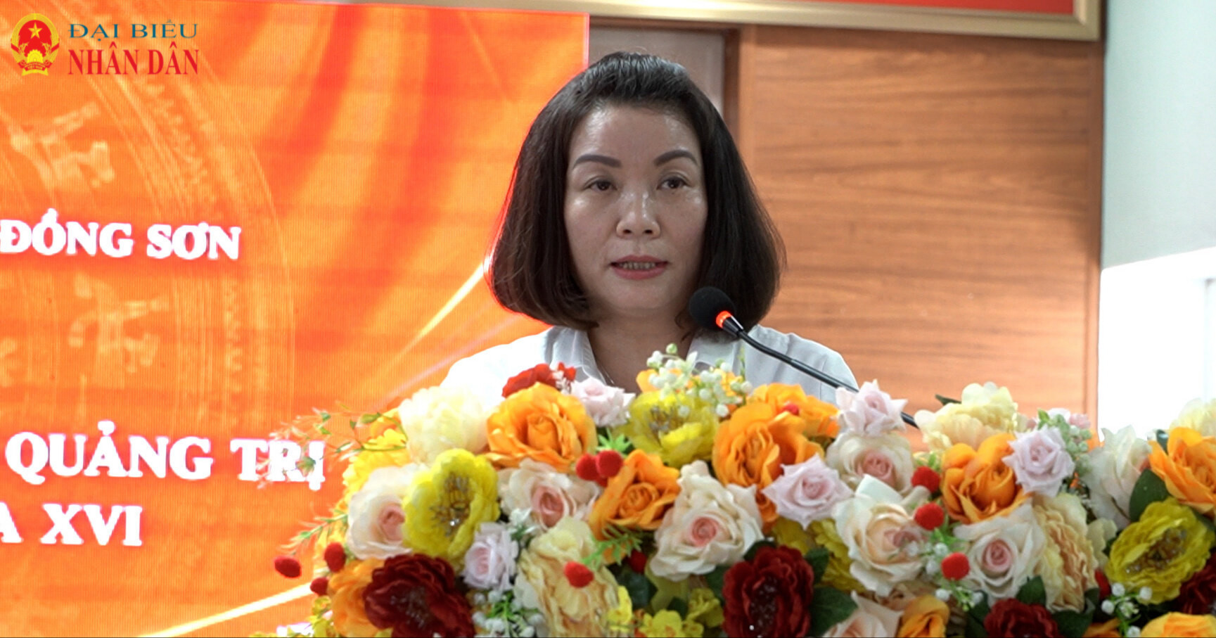 Phó trưởng Đoàn chuyên trách Đoàn ĐBQH tỉnh Quảng Trị Nguyễn Minh Tâm báo cáo dự kiến chương trình Kỳ họp thứ Hai, Quốc hội khóa XVI và kết quả hoạt động của Đoàn ĐBQH tỉnh