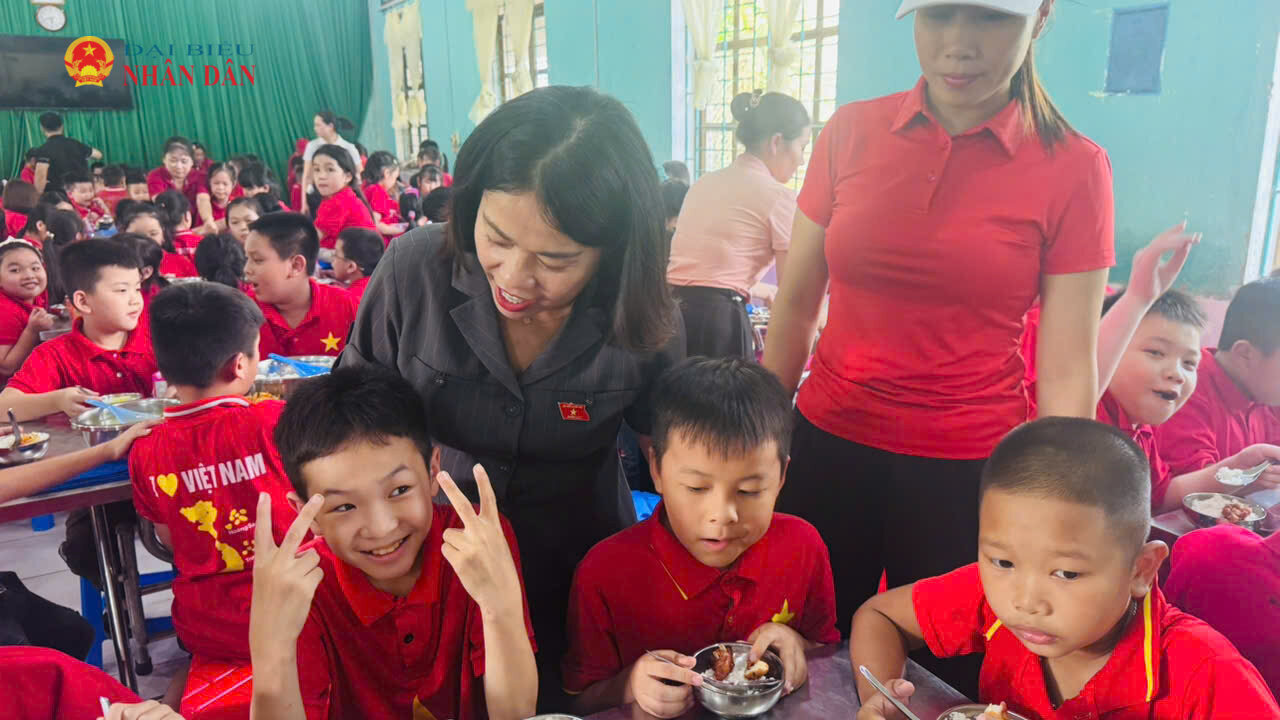 Đoàn ĐBQH tỉnh Tuyên Quang đã đi khảo sát bữa ăn tại một trường học trên địa bàn xã Pà Vầy Sủ