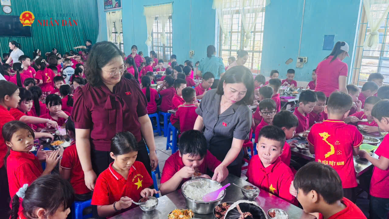 Đoàn ĐBQH tỉnh Tuyên Quang khảo sát tại một cơ sở trường học trên địa bàn xã Pà Vầy Sủ