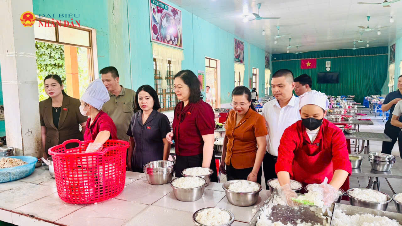 Đoàn khảo sát thực tế tại bếp ăn cho học sinh trên địa bàn xã Pà Vầy Sủ