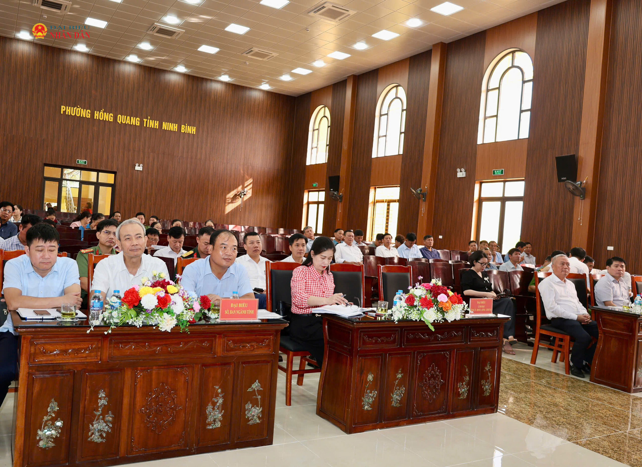 Các đại biểu và cử tri tham dự hội nghị