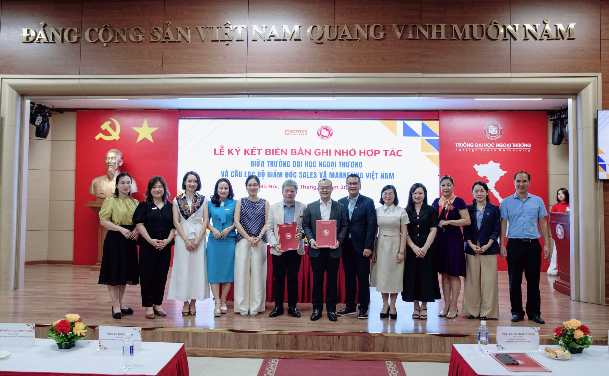 Đại diện Trường Đại học Ngoại Thương và CSMO Việt Nam đã thực hiện nghi thức ký kết Biên bản ghi nhớ hợp tác
