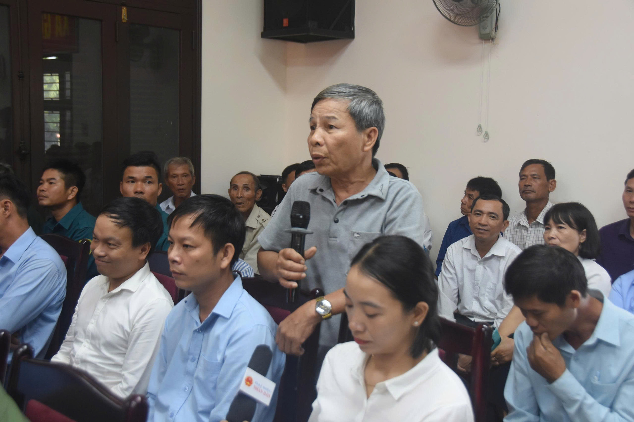Cử tri xã Gio Linh phát biểu ý kiến, kiến nghị tại hội nghị