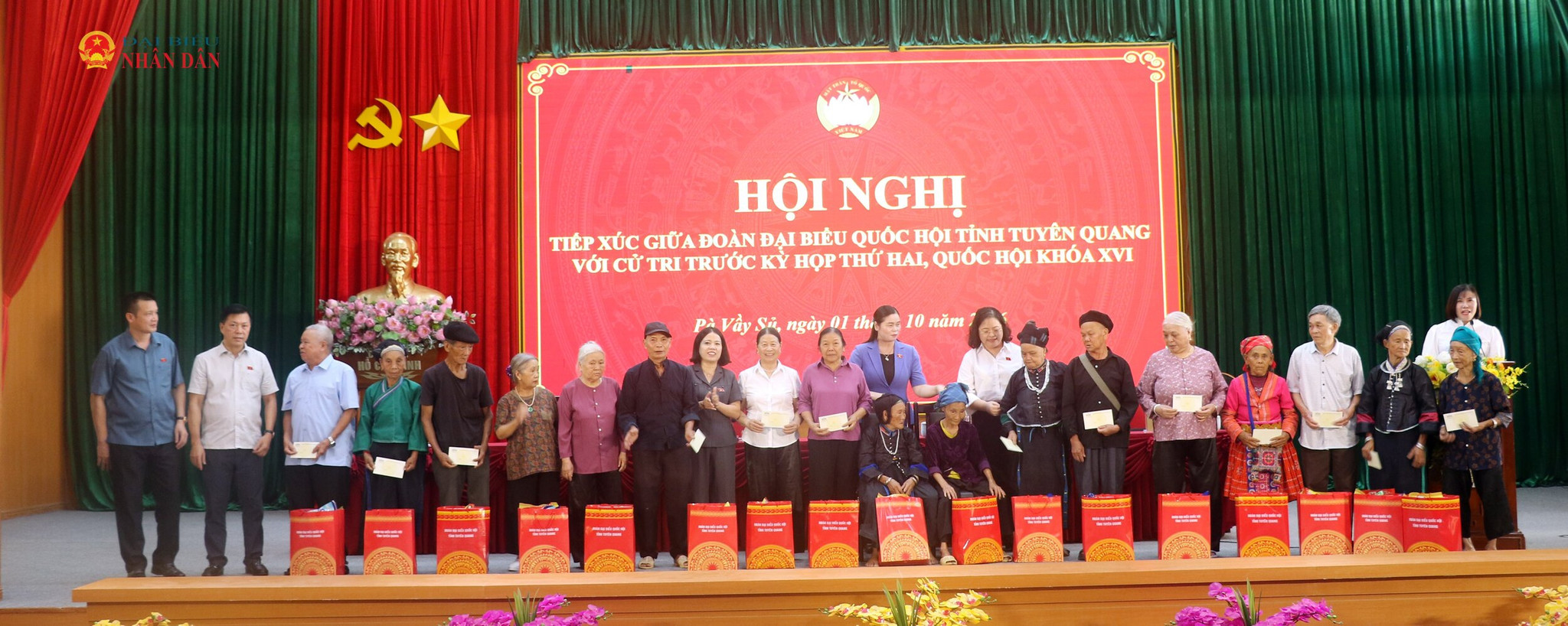 Đoàn ĐBQH tỉnh Tuyên Quang tặng quà cho người cao tuổi trên địa bàn xã Pà Vầy Sủ