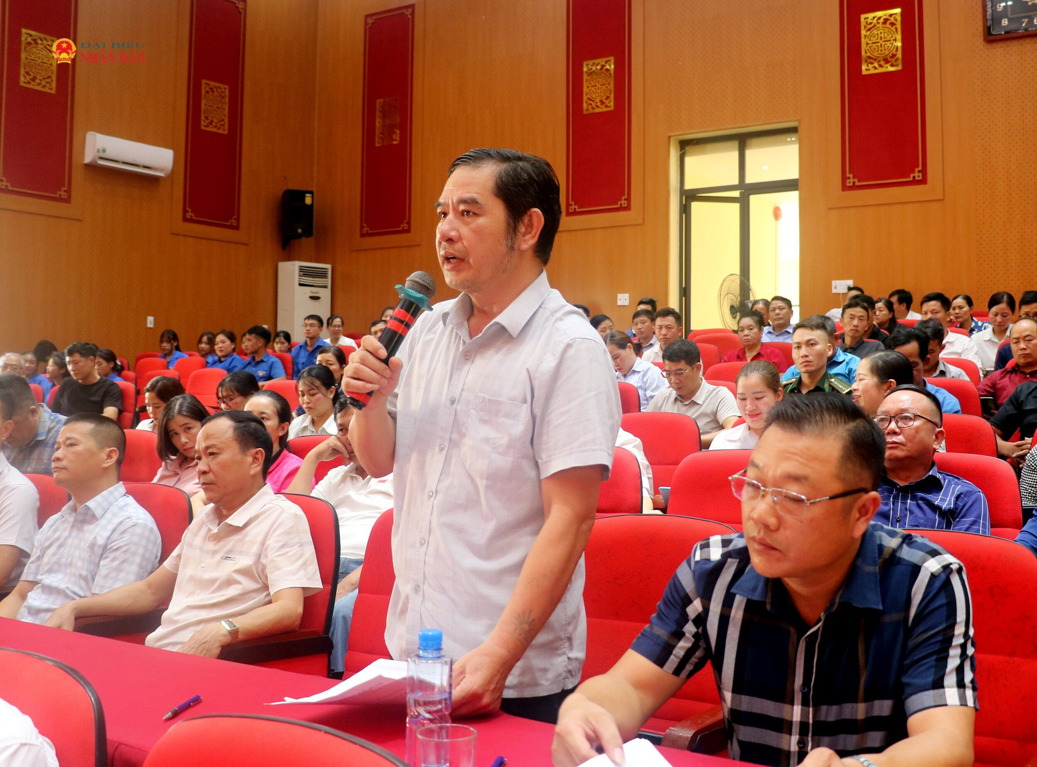 Cử tri phát biểu tại hội nghị