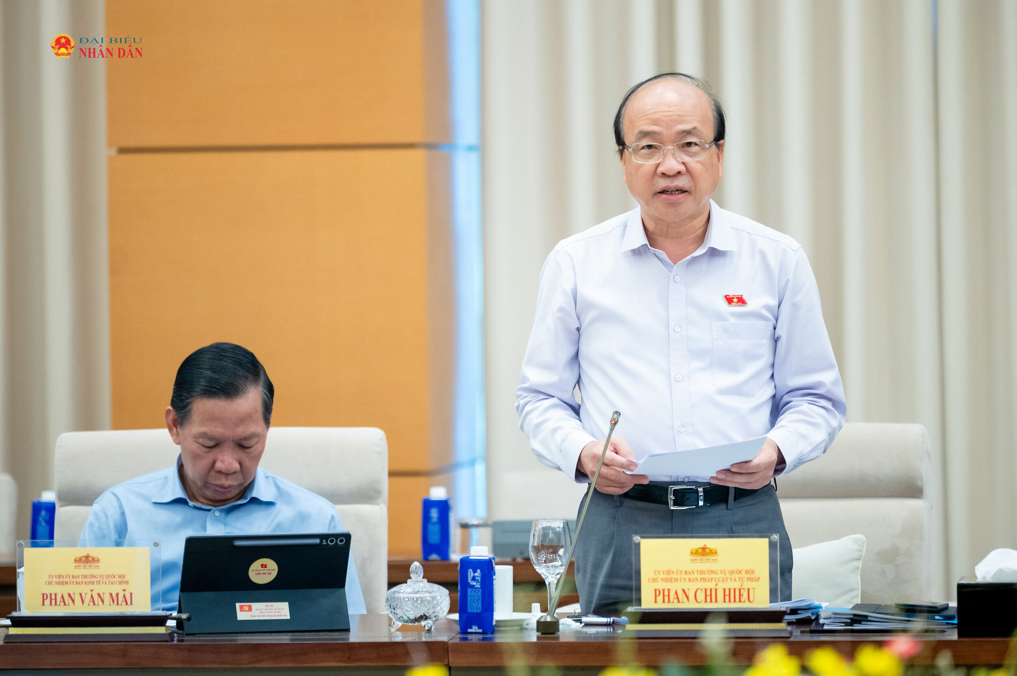 Chủ nhiệm Ủy ban Pháp luật và Tư pháp Phan Chí Hiếu trình bày tóm tắt các báo cáo thẩm tra